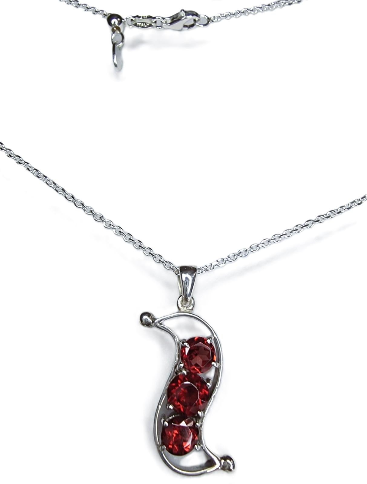3 Stone Red Garnet Pod Pendant Necklace In New Condition For Sale In Sheridan, WY