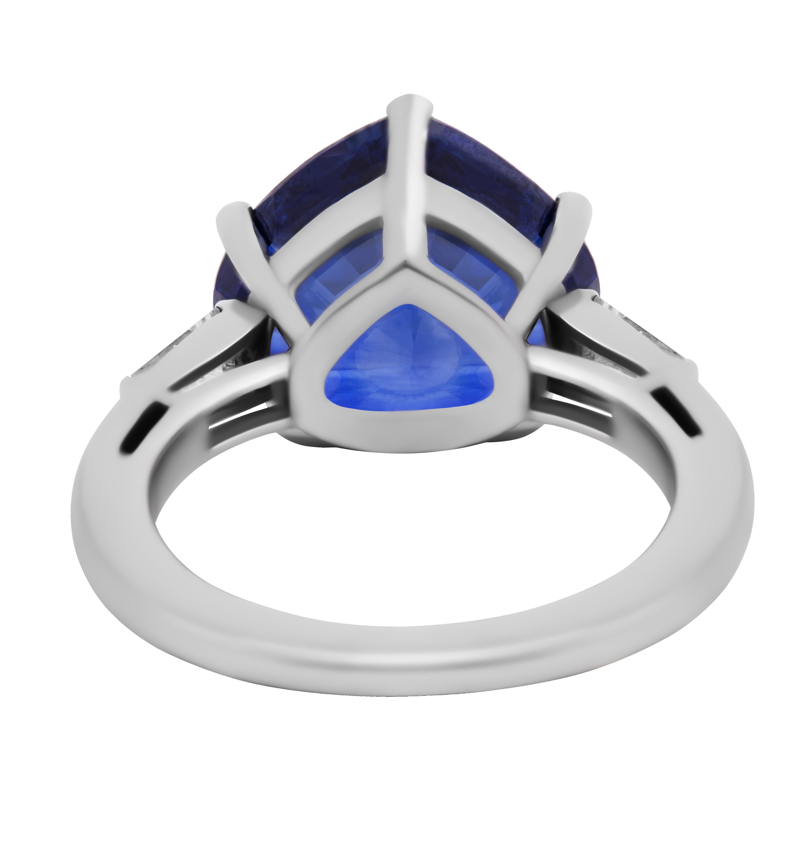Modern 3 Stone Ring for 9.76ct Blue Heart Shape Sapphire For Sale