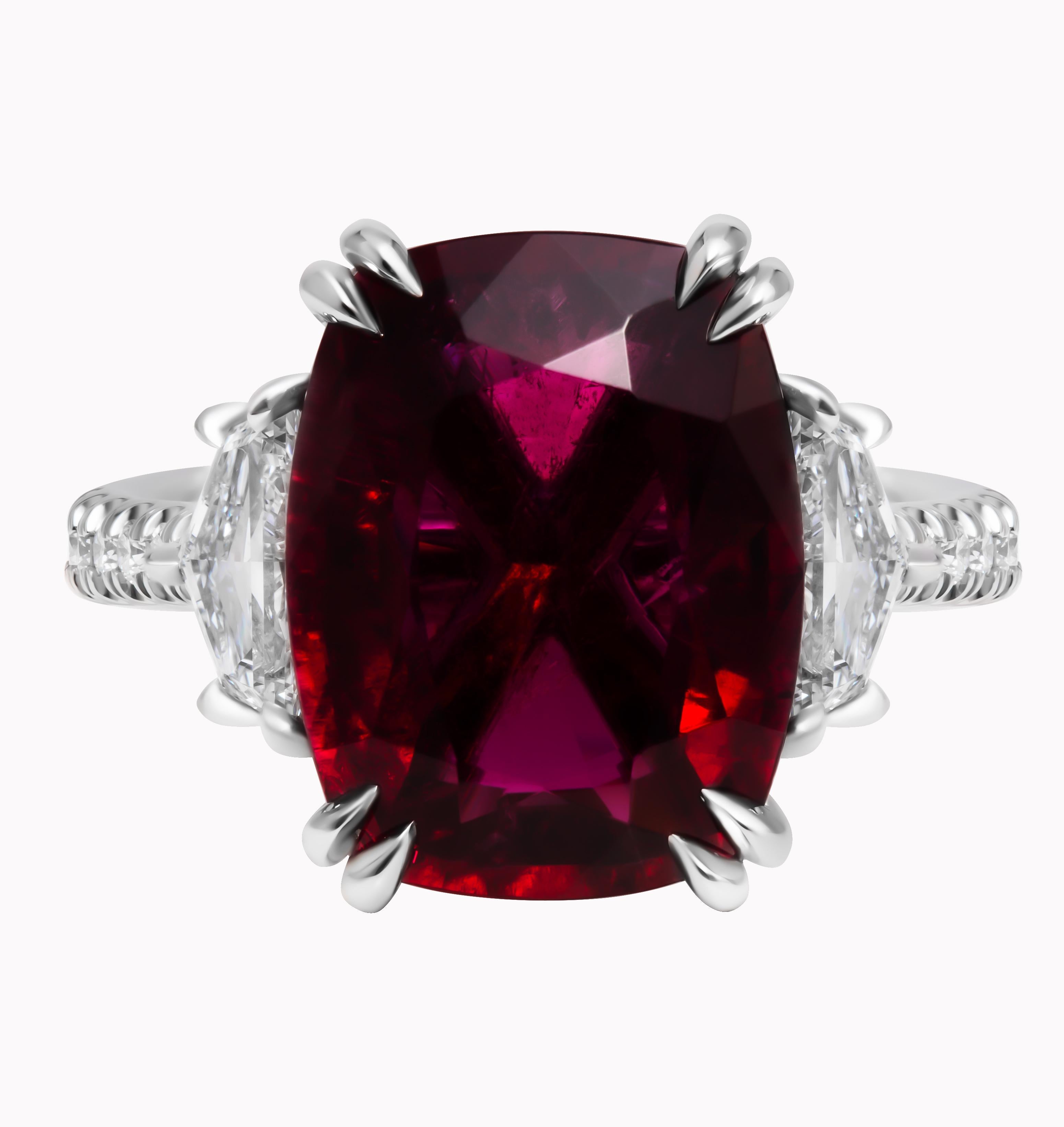 Anello con 3 pietre e 5,31 carati di rubellite
In Platino
Con pietre laterali certificate GIA:
0,41ct D VVS2 GIA#6472497530 diamante Cadillac
0,40ct D VVS1 GIA#5476473354 diamante Cadillac    
Pave per un totale di: 0,40ct

La pietra centrale è una