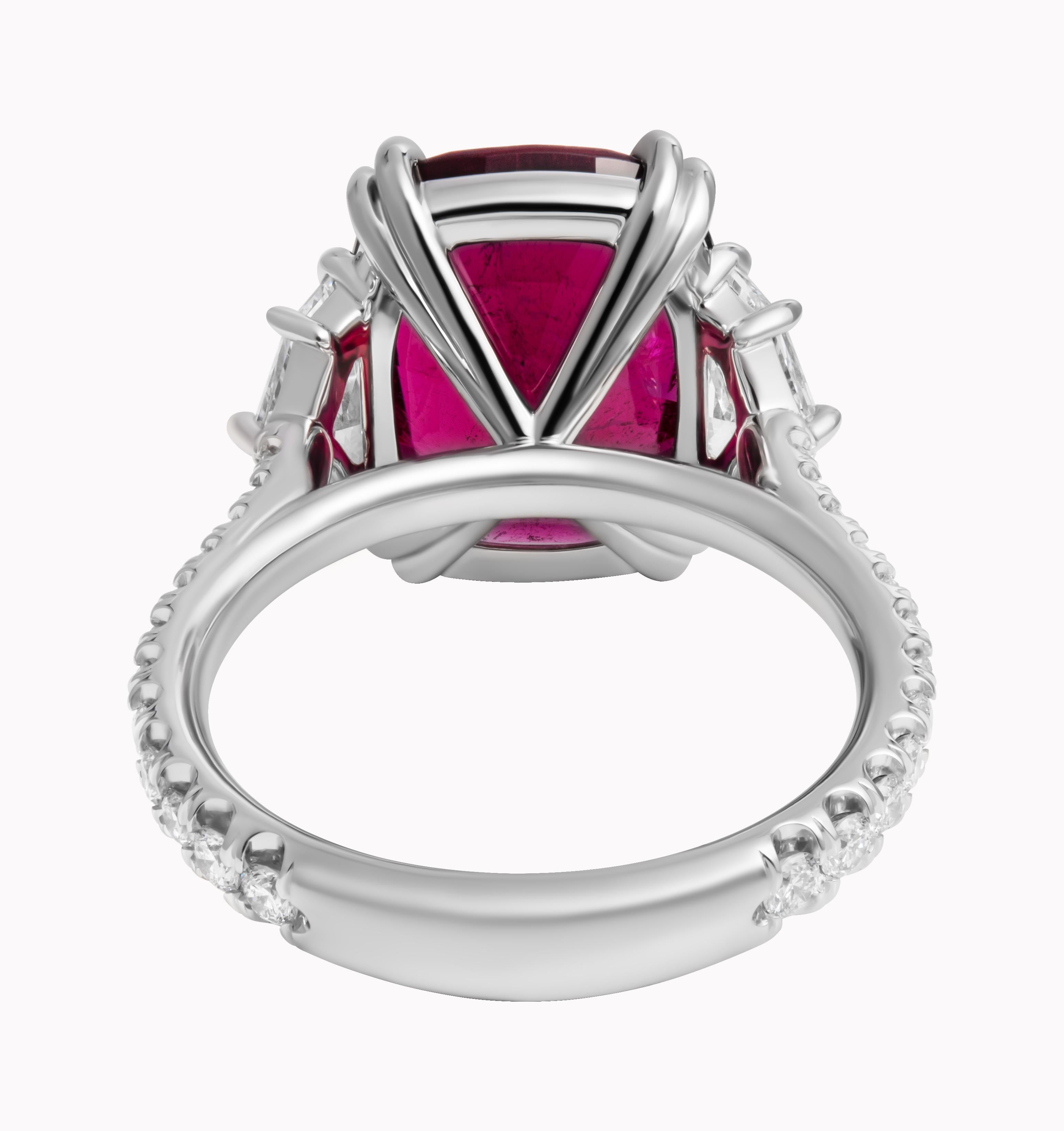 Moderno Anello con 3 pietre e 5,31 carati di rubellite in vendita
