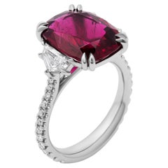 Anello con 3 pietre e 5,31 carati di rubellite