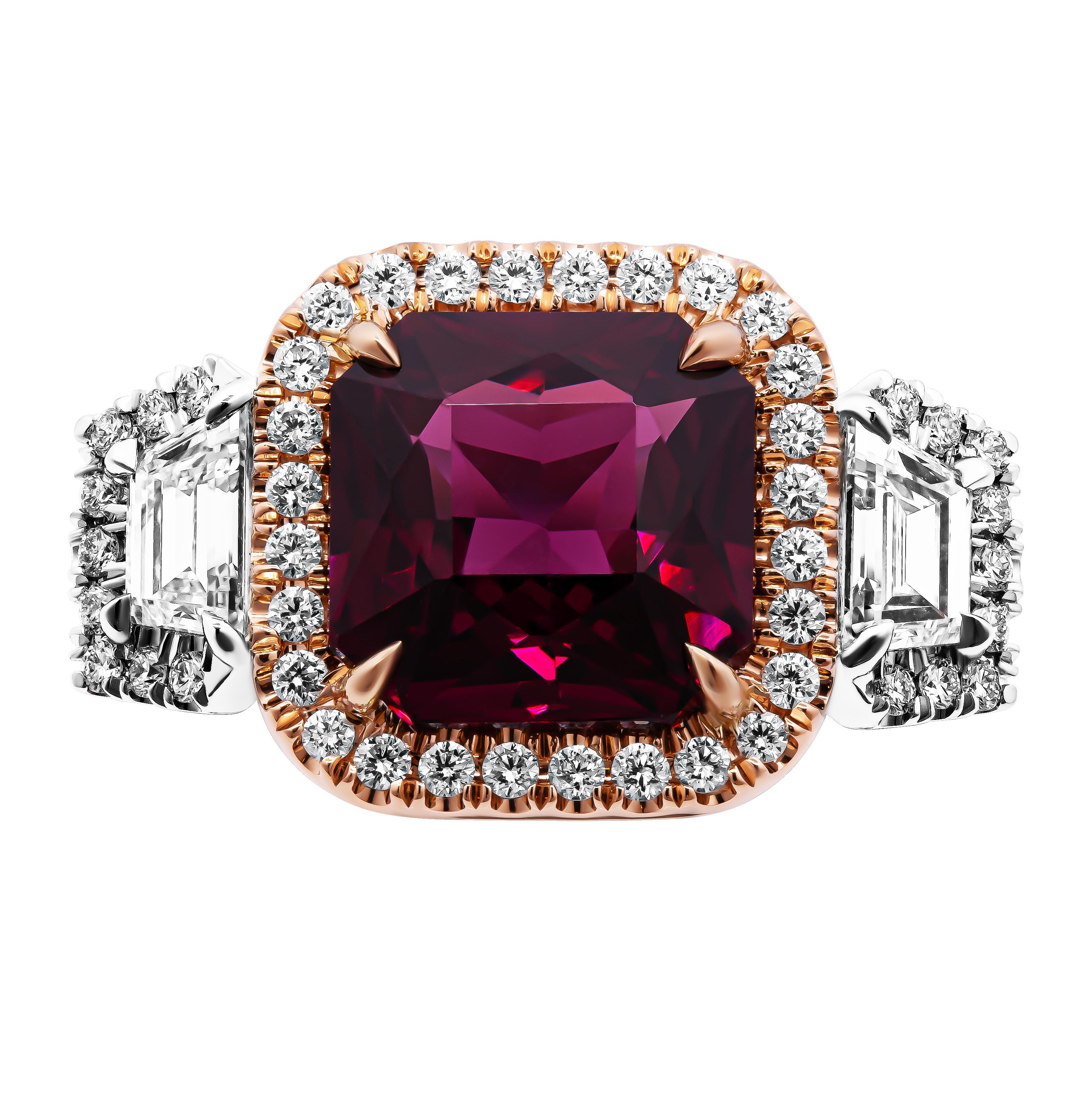 Anello con 3 pietre e granato rosso taglio cuscino da 4,55 carati
Montato in platino e oro rosa 18k con micro pavè intorno a ciascuna pietra e 2 pietre laterali trapezoidali per un totale di 0,70ct. 
Pavè per un totale di 0,74ct
Taglia 6.25 (può