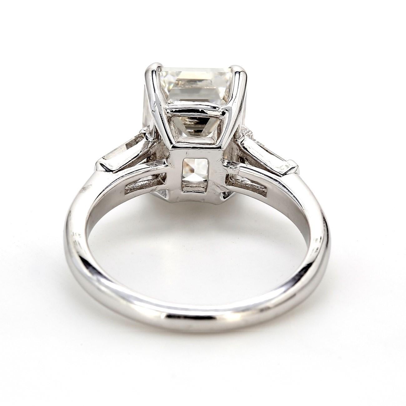 Taglio smeraldo Anello a 3 pietre con diamante smeraldo centrale F/SI1 GIA e lati a baguette. D3.90ct. in vendita