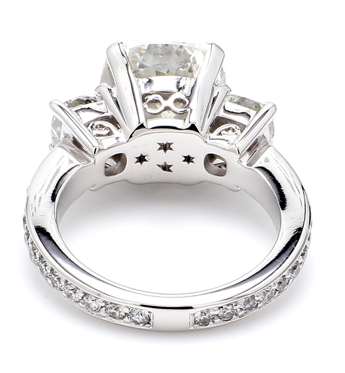 Taglio cuscino Anello a 3 pietre con diamante centrale con taglio a cuscino J/SI2 GIA e lati a cuscino. D8.19ct. in vendita