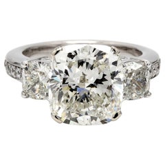 3-Stein-Ring mit J/SI2 GIA-Diamant im Kissenschliff in der Mitte und kissenförmigen Seiten. D8.19ct.