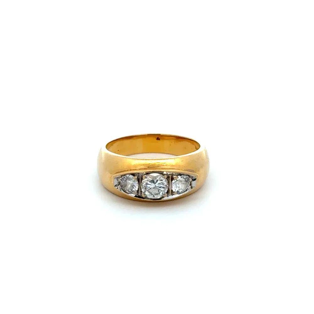 Modernista Anello a fascia d'oro vintage da uomo con trilogia di diamanti a taglio brillante a 3 pietre in vendita