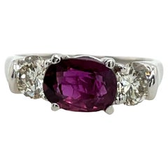 Anello con 3 pietre di rubino e diamanti in oro bianco 14 ct.
