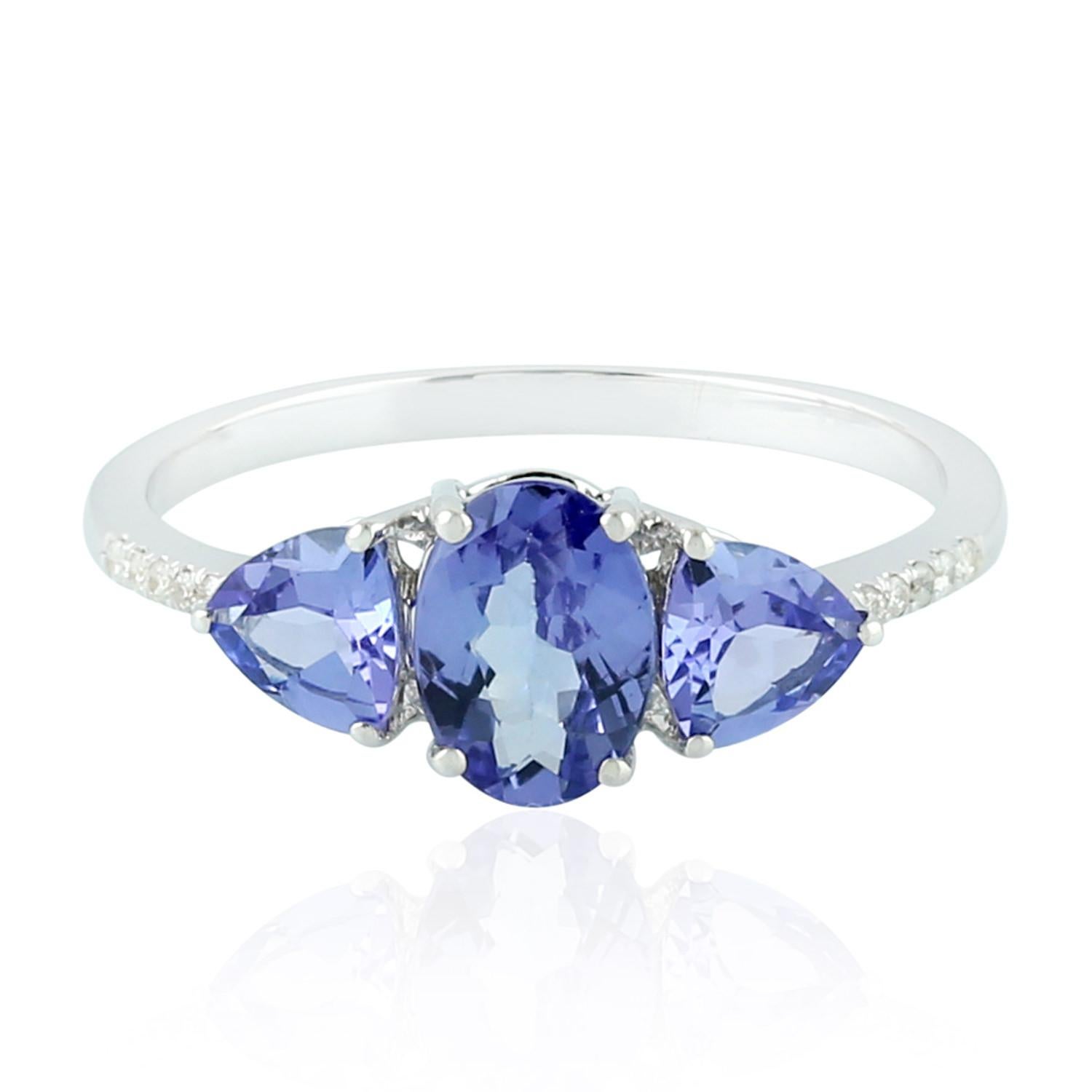 Artigiano Anello a fascia con tanzanite a 3 pietre e diamanti in oro bianco 18 carati in vendita