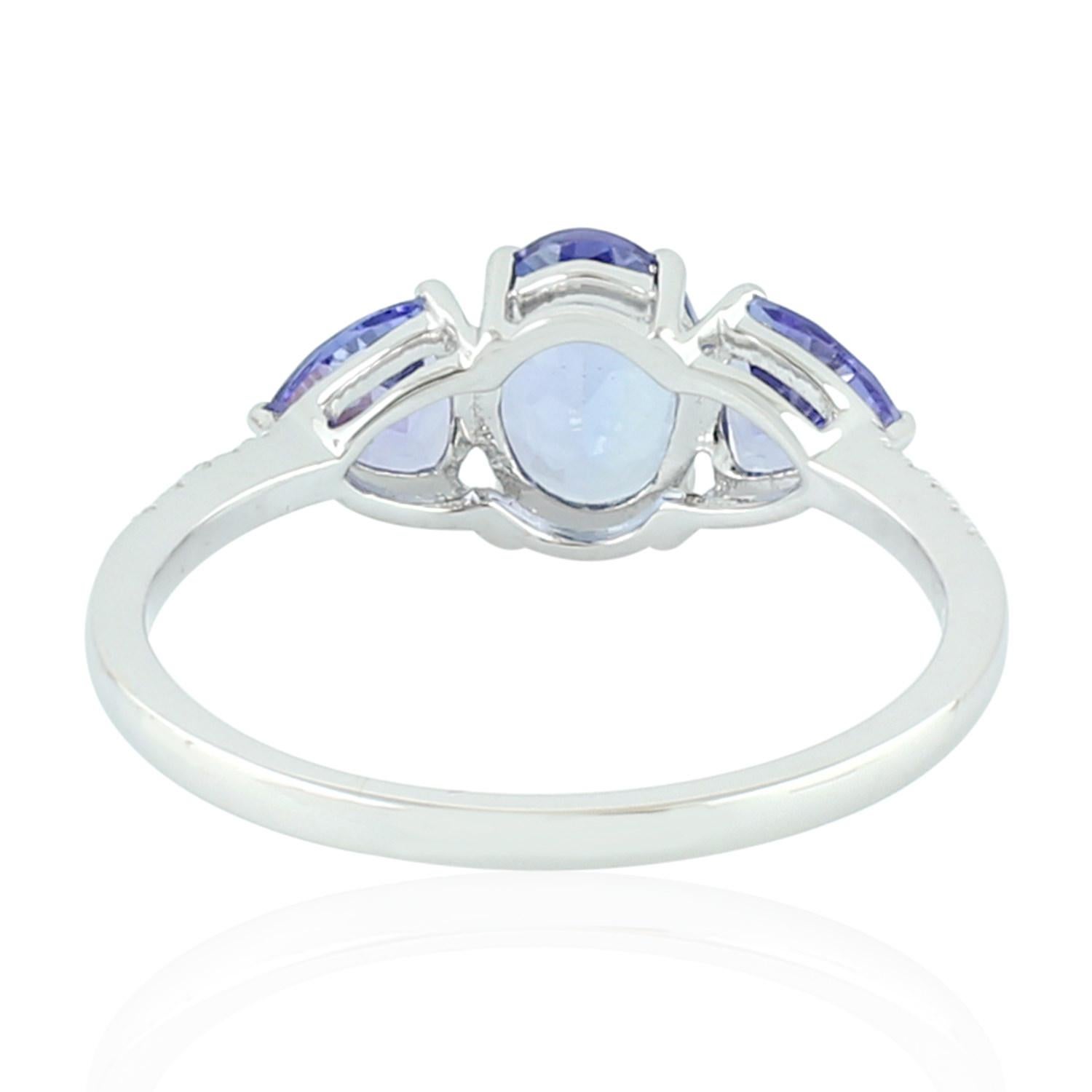 Taglio misto Anello a fascia con tanzanite a 3 pietre e diamanti in oro bianco 18 carati in vendita