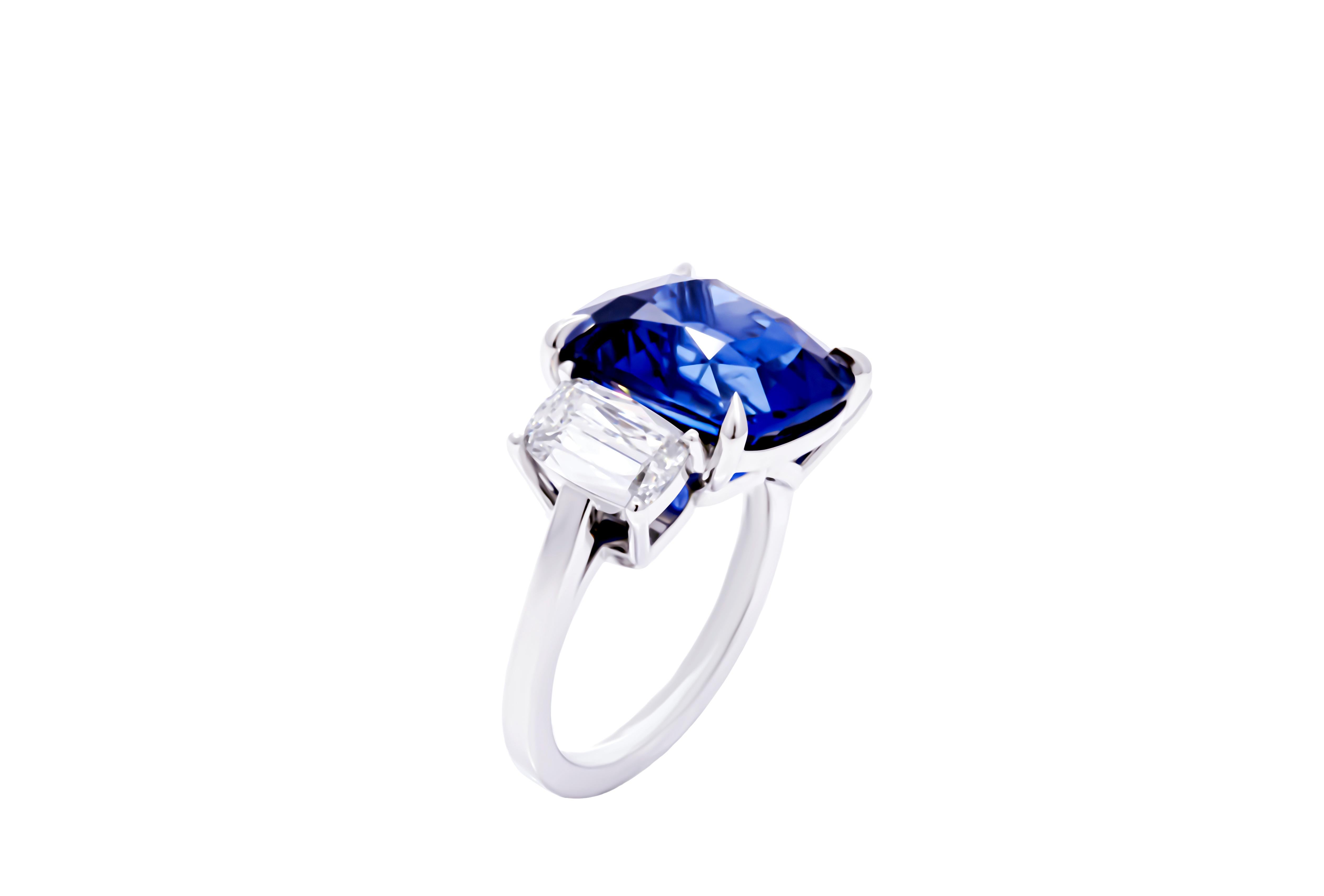 3 Stone with Blue Cushion Cut Sapphire  In New Condition For Sale In New York, NY