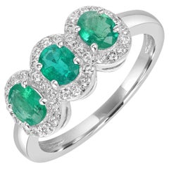 3 Stone Zambian Emerald Band Ring With Diamonds Made In 18k White Gold (Bague en or blanc zambien à 3 pierres avec diamants)
