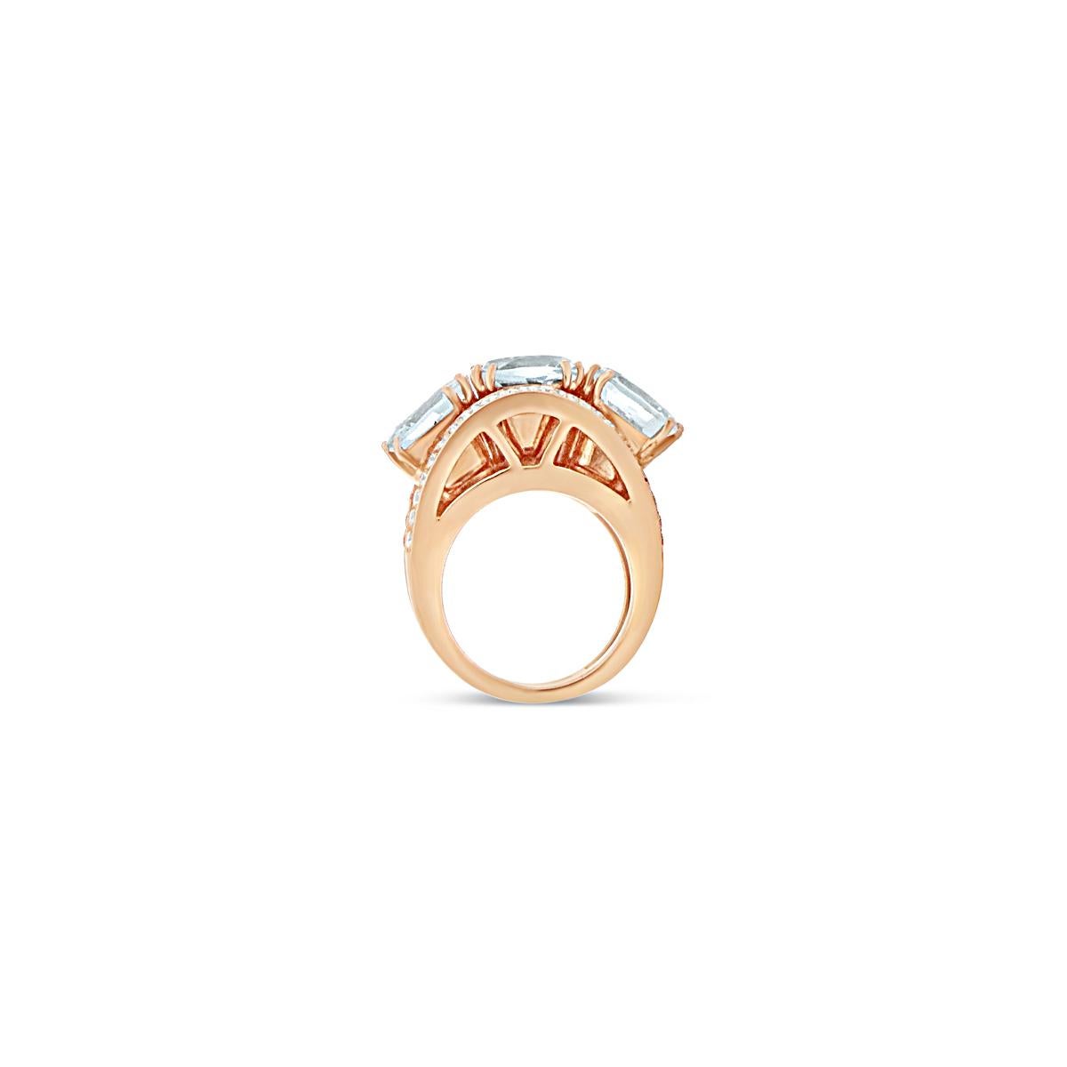 Contemporary 3 Stones Aquamarine Trilogy Cocktail Big Fashion Ring in 18K Rose Gold For Sale