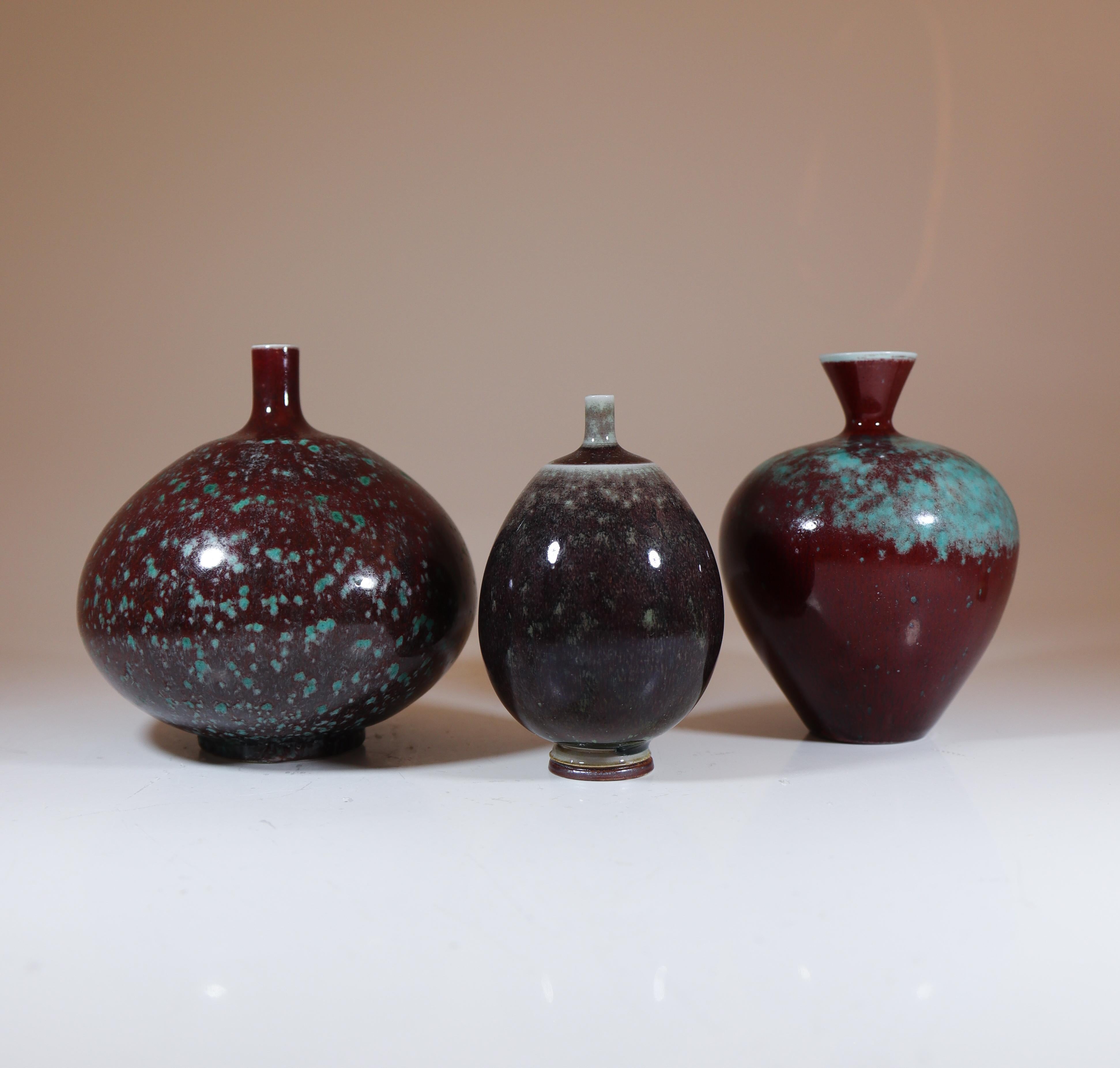 A group of 3 stunning red-toned miniature stoneware vases by Berndt Friberg at Gustavsberg designed in the late 1950s, the vases has lovely aniara glazes. The vases are between 8.5-10 cm (3.4 - 4