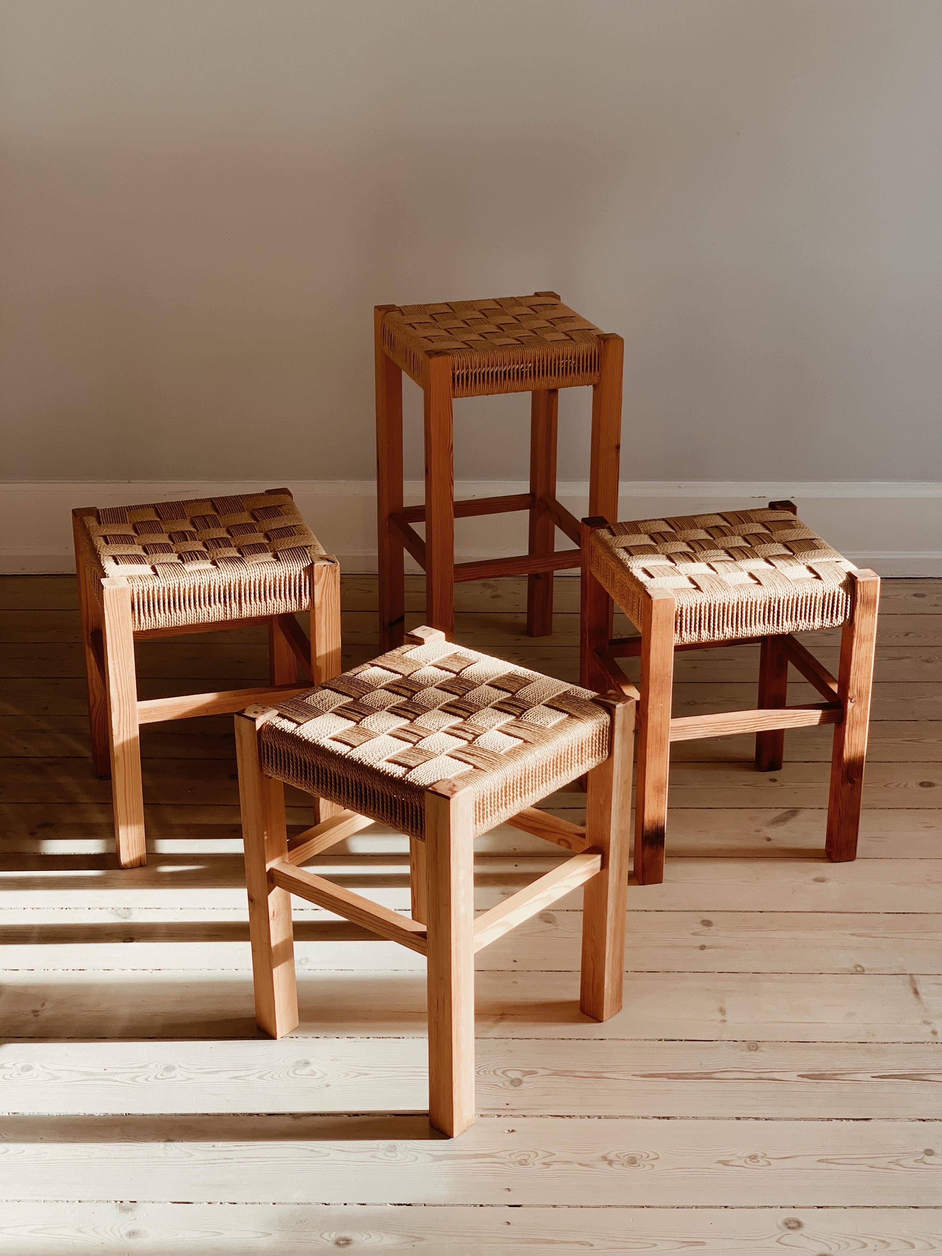 3 danish stools in pine with squared wicker seat. Ca. 1970s

1 high stool and 2 small stools. Not 3 small stools but two small ones.