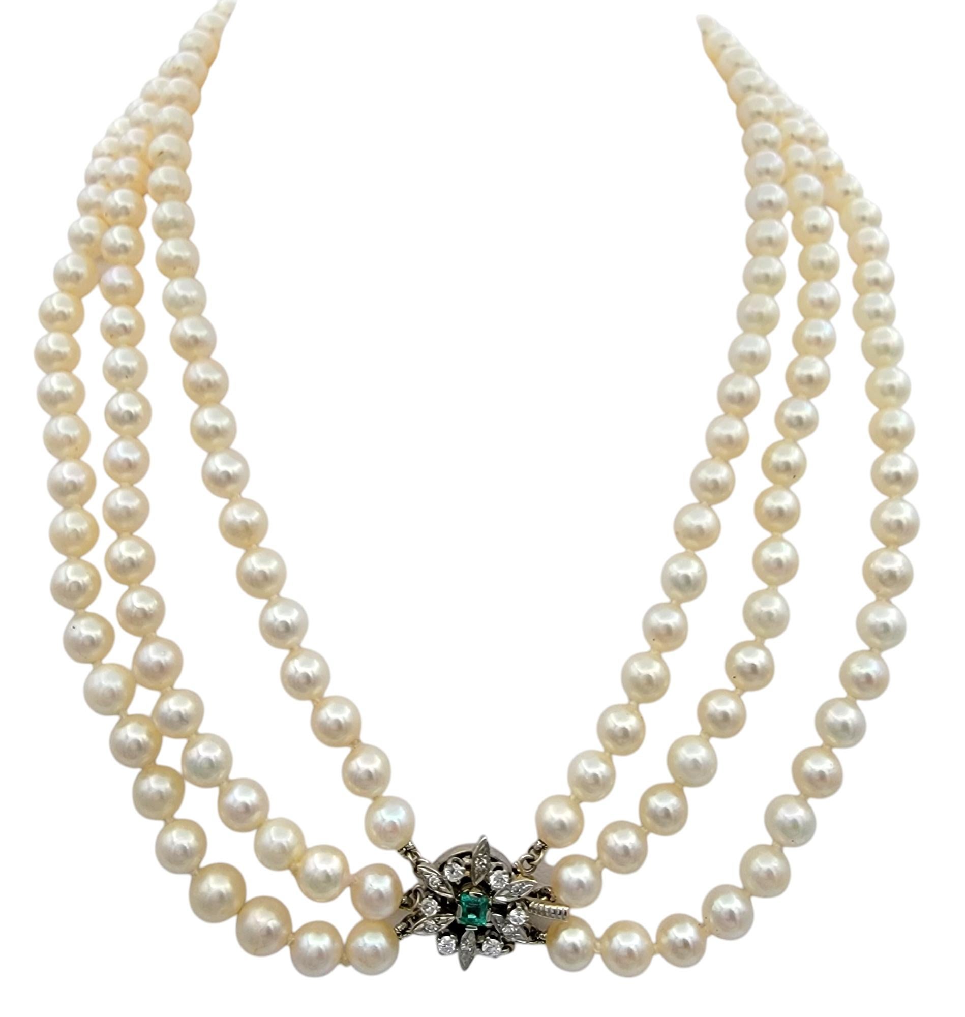 Offrez-vous une élégance intemporelle avec cet exquis collier de perles de culture Akoya à trois brins. Méticuleusement fabriquée en or blanc 14 carats, cette pièce d'apparat est ornée de 189 perles d'Akoya lumineuses d'une douce teinte rosée, qui