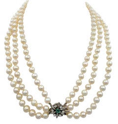 3-reihige Akoya-Perlenkette mit Diamant- und Smaragdverschluss aus 14 Karat Gold