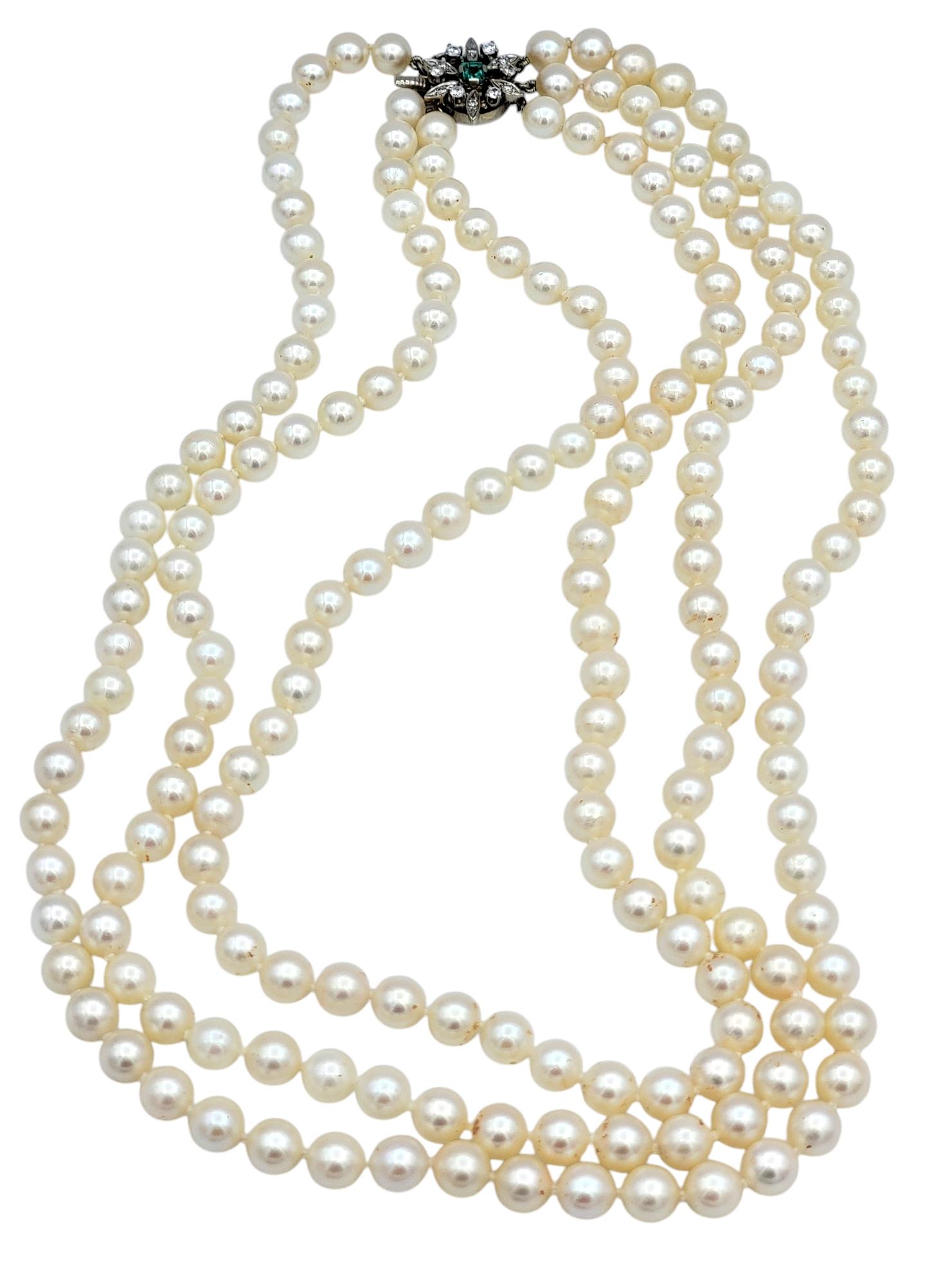 Contemporain Collier Akoya à 3 rangs avec fermoir en or 14 carats, diamants et émeraudes en vente