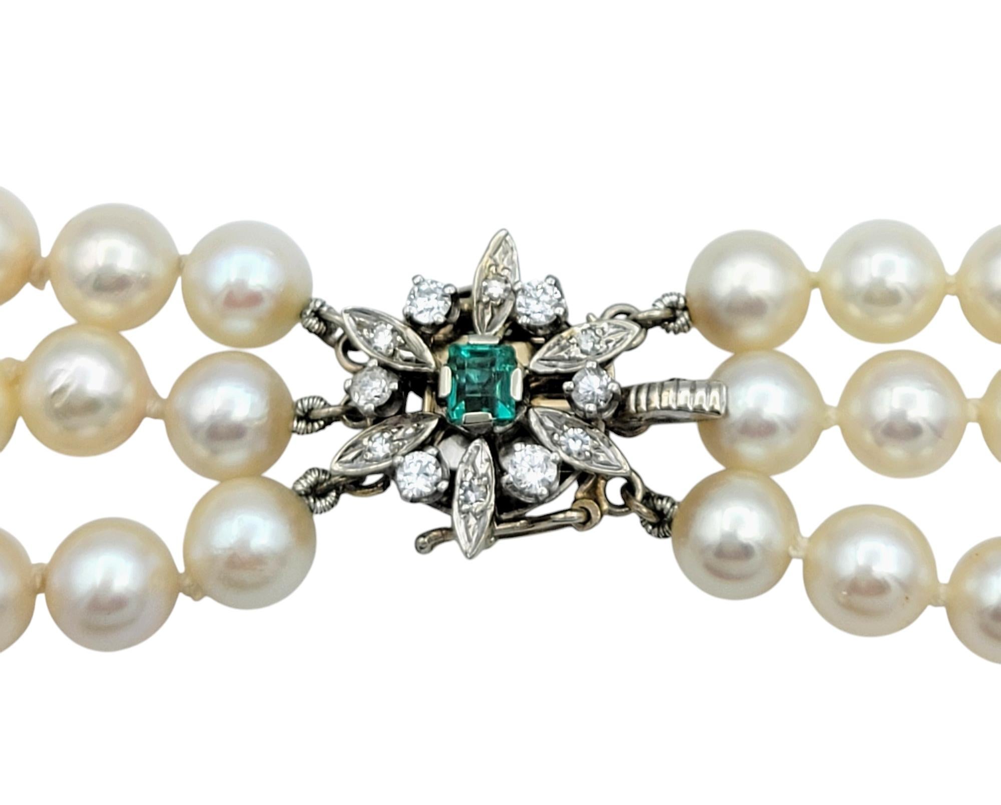 Taille émeraude Collier Akoya à 3 rangs avec fermoir en or 14 carats, diamants et émeraudes en vente