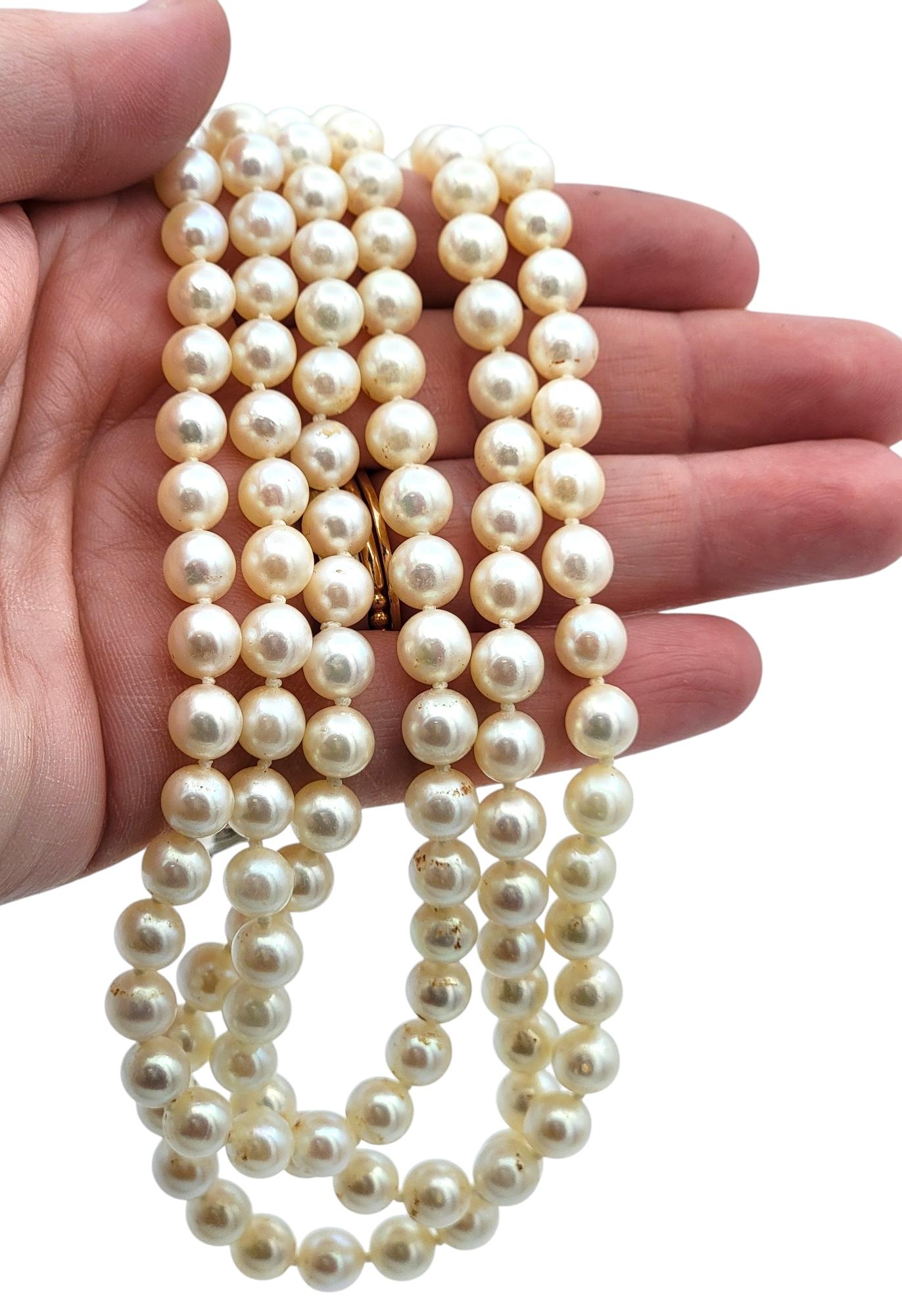 Collier Akoya à 3 rangs avec fermoir en or 14 carats, diamants et émeraudes en vente 1