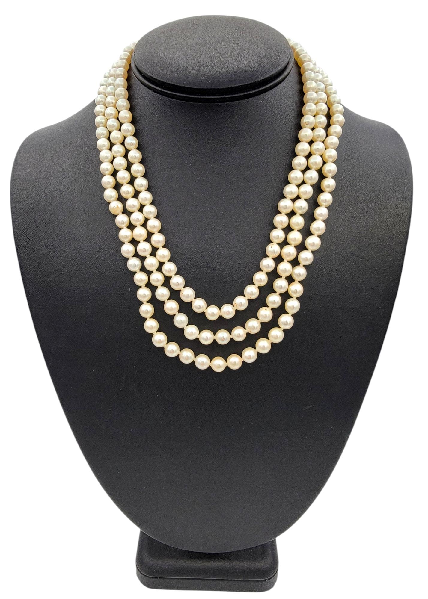 Collier Akoya à 3 rangs avec fermoir en or 14 carats, diamants et émeraudes en vente 2
