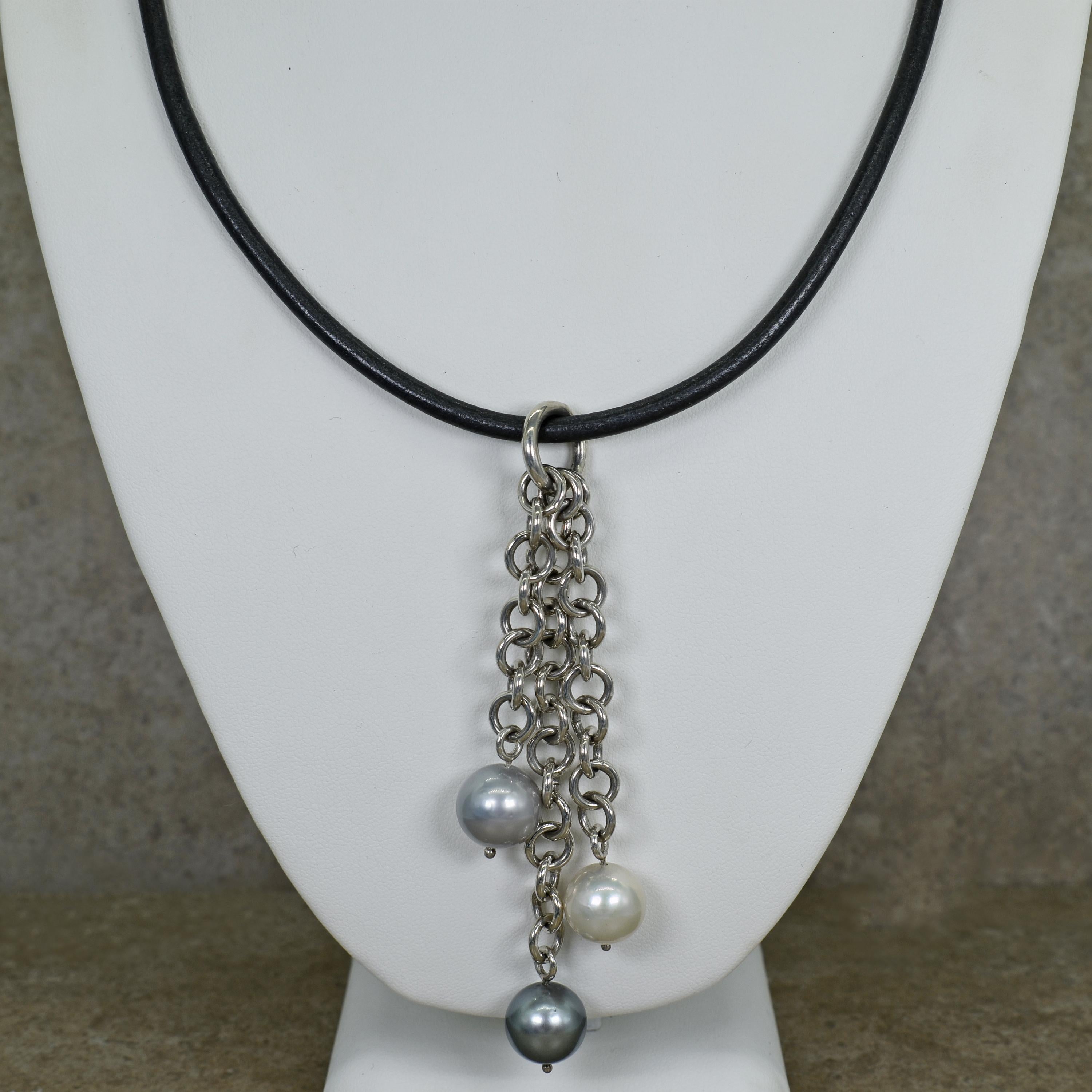 Contemporain Collier pendentif en cuir à 3 brins avec chaîne en argent sterling et perles en vente