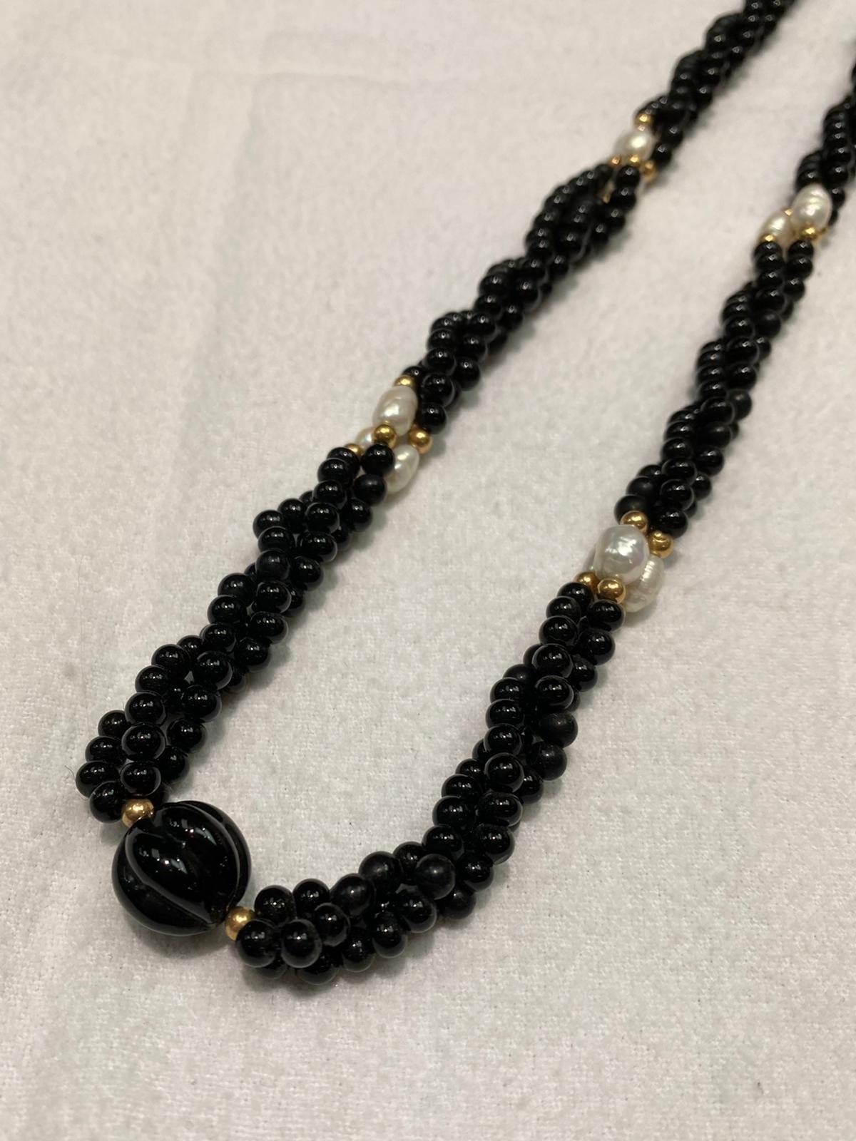 3 Strands of Onyx Pearls with 8pcs of Freshwater Pearls and Onyx Centerpiece In Excellent Condition For Sale In LA, CA