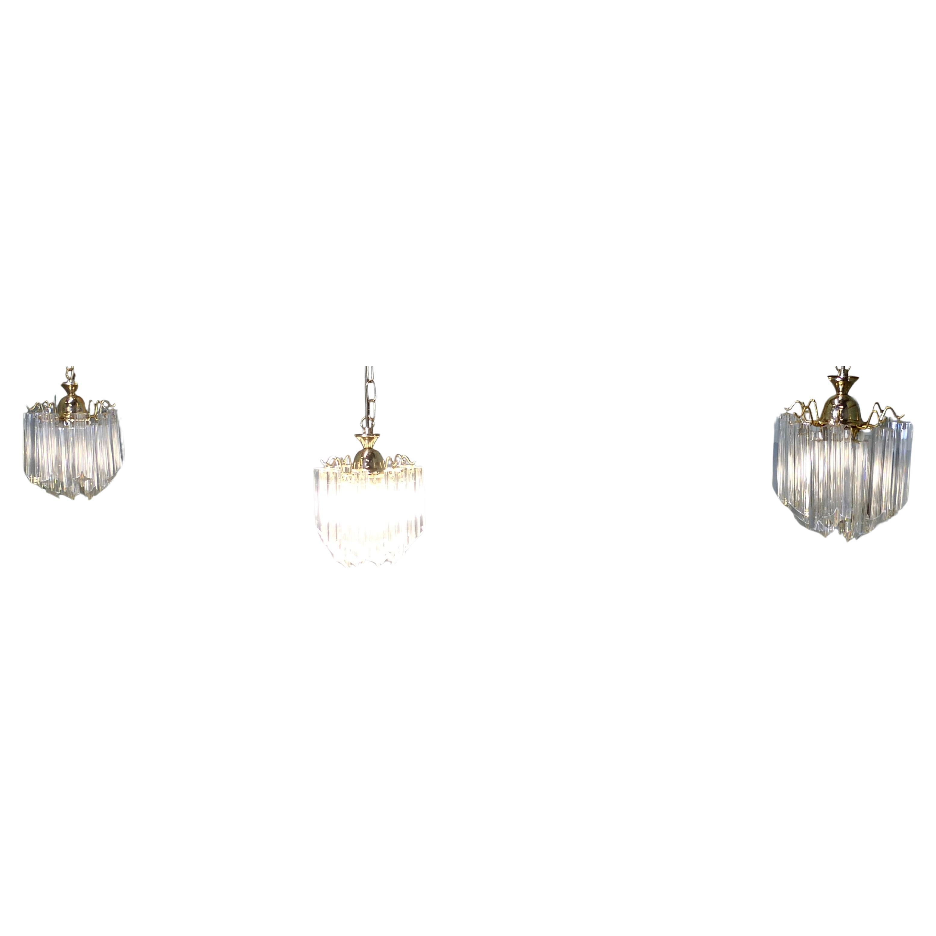 3 splendidi lampadari di cristallo Art Deco

Si tratta di splendidi pezzi provenienti dalla Francia, con pesanti gocce di cristallo a forma di stella incastonate in una montatura di ottone e sospese su una catena di ottone. 
I lustri sono appesi in