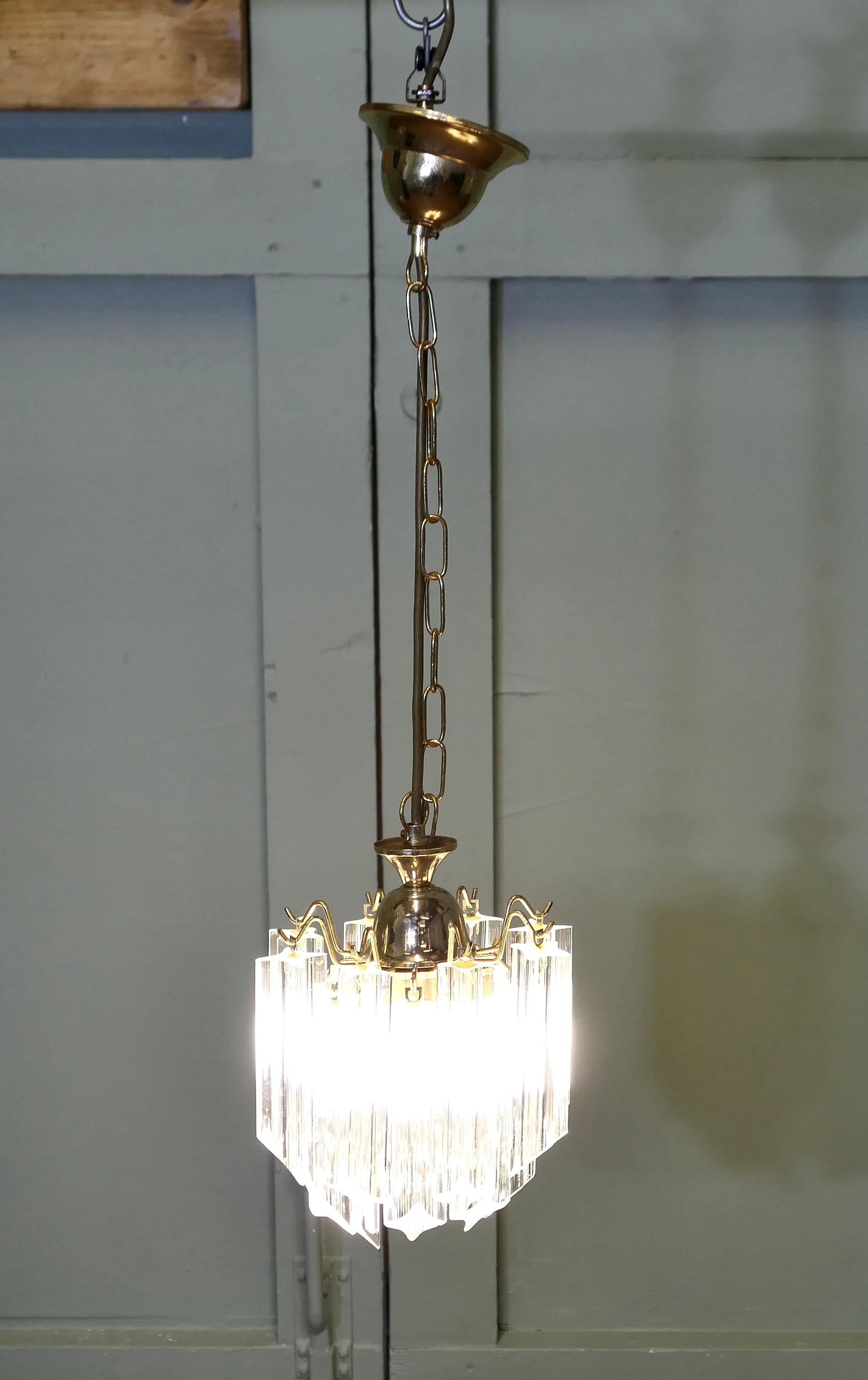 3 splendidi lampadari di cristallo Art Deco  Questi sono pezzi superbi provenienti dalla Francia In condizioni buone in vendita a Godshill, Isle of Wight