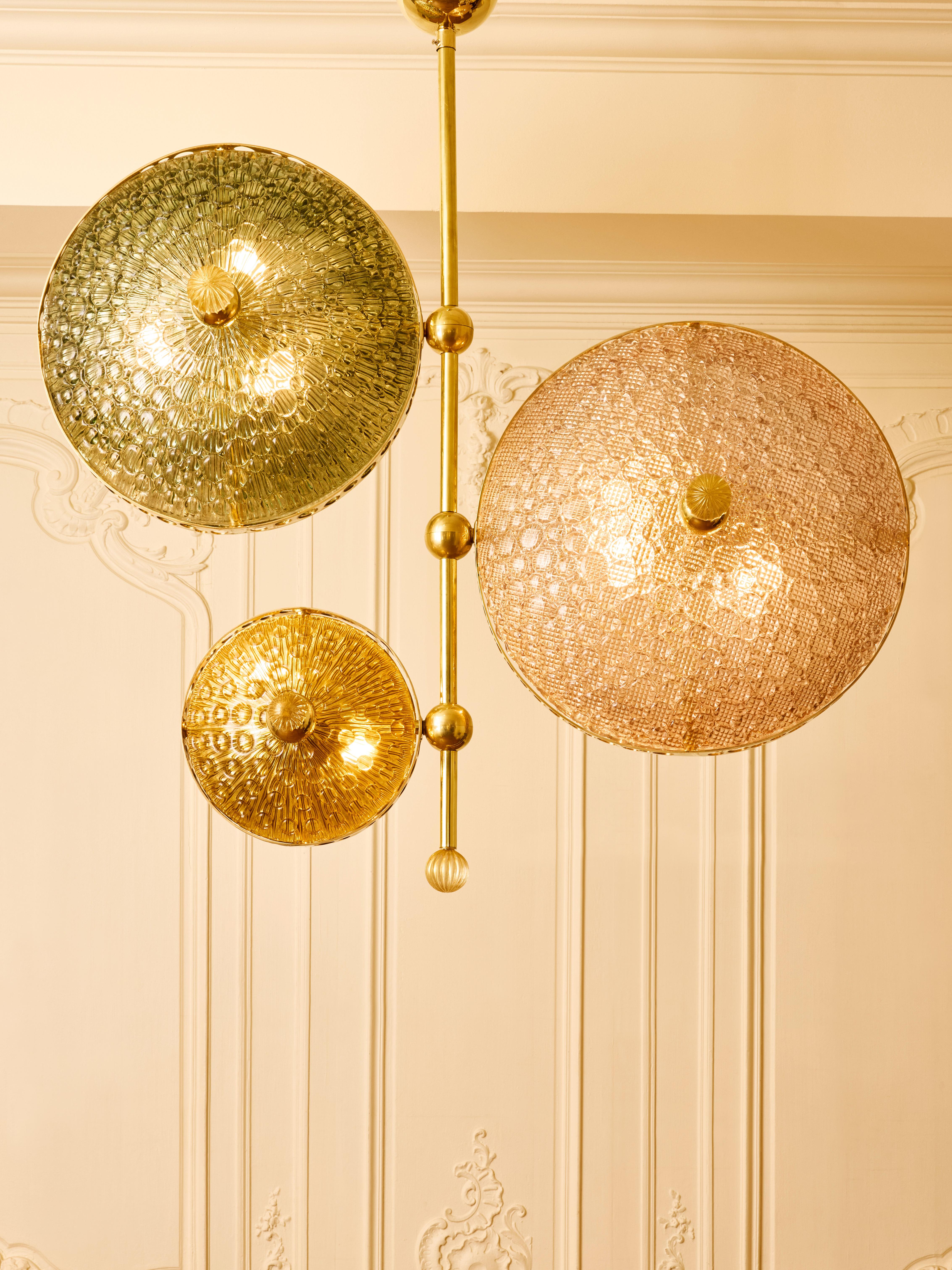 Eccezionale lampadario in vetro di Murano scolpito e colorato e struttura in ottone.
Creazione dello Studio Glustin.
Italia, 2025