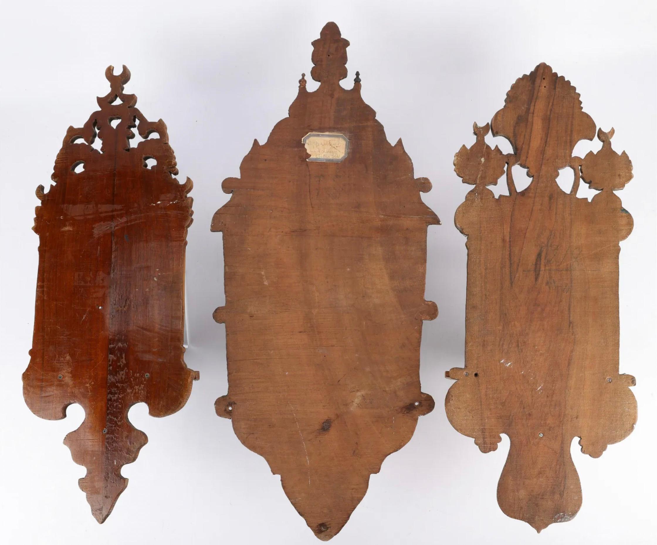 Gruppe von drei syrischen Wandregalen aus Holz mit Perlmuttintarsien. In das kunstvoll geschnitzte Holz sind Intarsien aus Perlmutt eingelegt, die mit der Intarsienmethode hergestellt wurden.
Provenienz: Aus dem Nachlass von Horst Rechelbacher,
