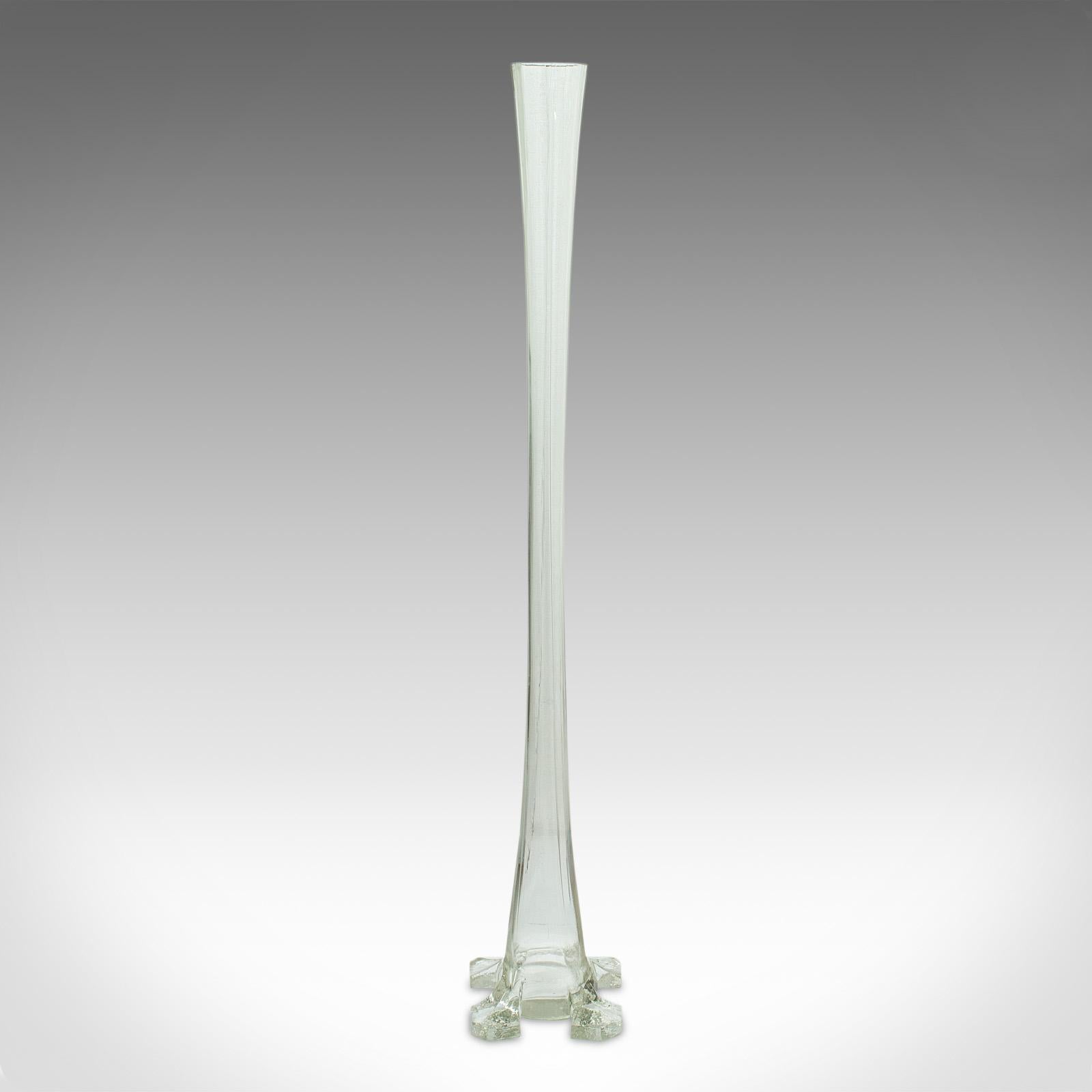 
Si tratta di un vaso a stelo vintage alto 3'. Manicotto a fiore scanalato in vetro soffiato francese, risalente alla metà del XX secolo, circa 1960.

Un'altezza impressionante per questo esemplare, che supera il metro e mezzo di altezza.
Presenta