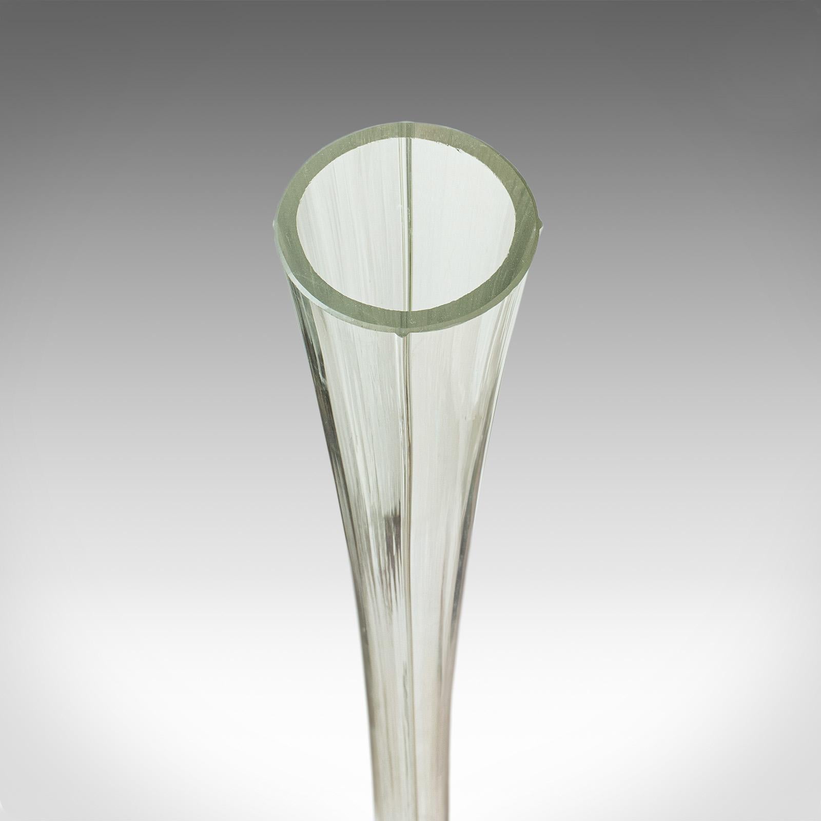 XX secolo Vaso a stelo vintage alto 3', vetro francese, manico di fiori scanalato, metà secolo, 1960 in vendita