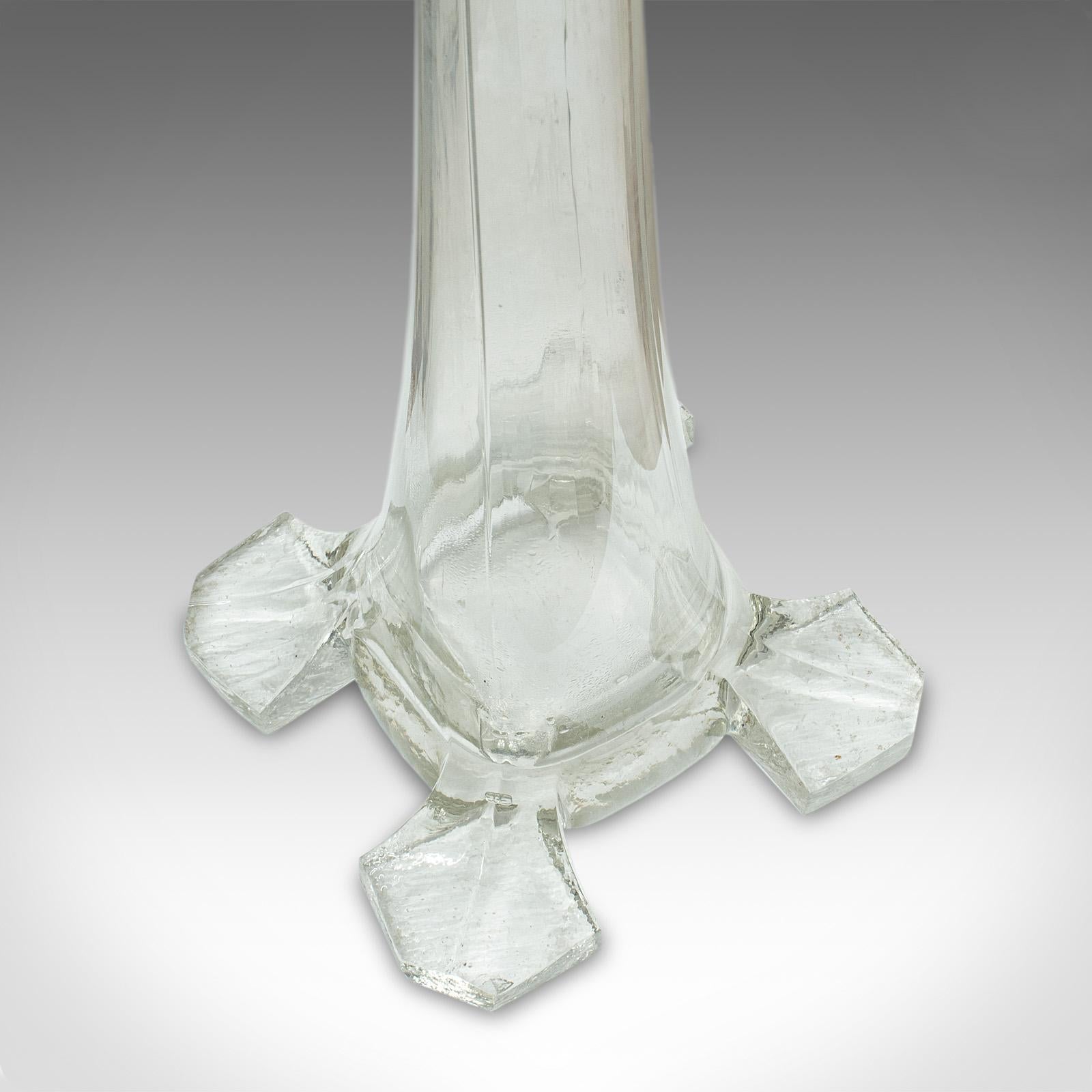 Vetro soffiato Vaso a stelo vintage alto 3', vetro francese, manico di fiori scanalato, metà secolo, 1960 in vendita