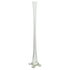 Jarrón de tallo vintage de 3' de altura, vidrio francés, manguito de flor acanalado, mediados de siglo, 1960
