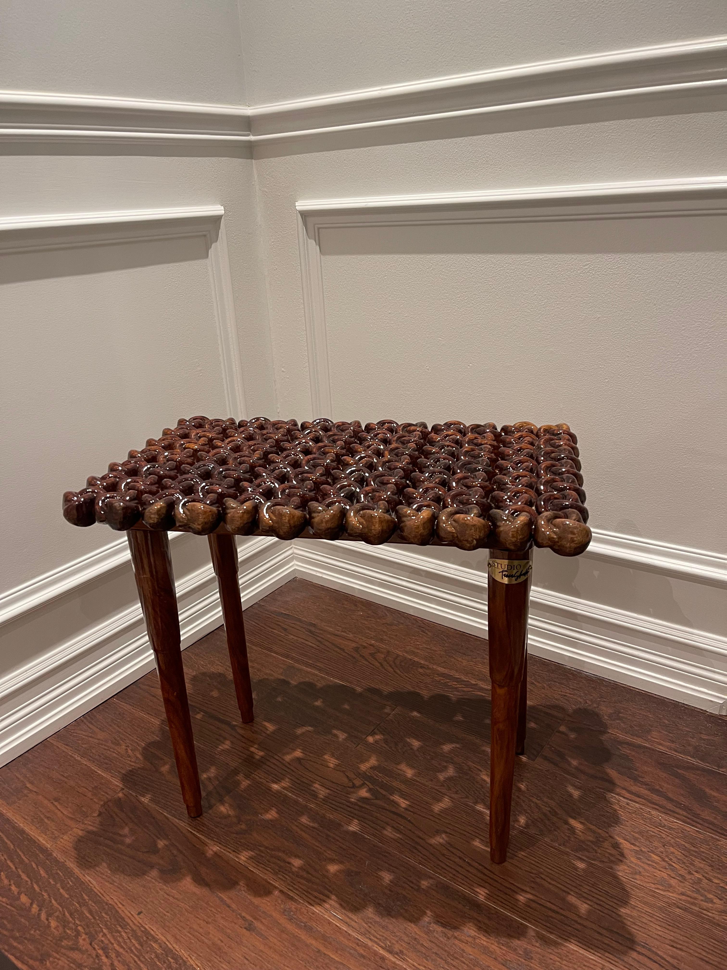 Table basse en bois dur à haute brillance : Élevez votre espace de vie avec cette épaisse table basse en bois dur massif, méticuleusement finie à la main pour mettre en valeur son grain de bois naturel et son motif de nœuds sculpturaux à 360 degrés.