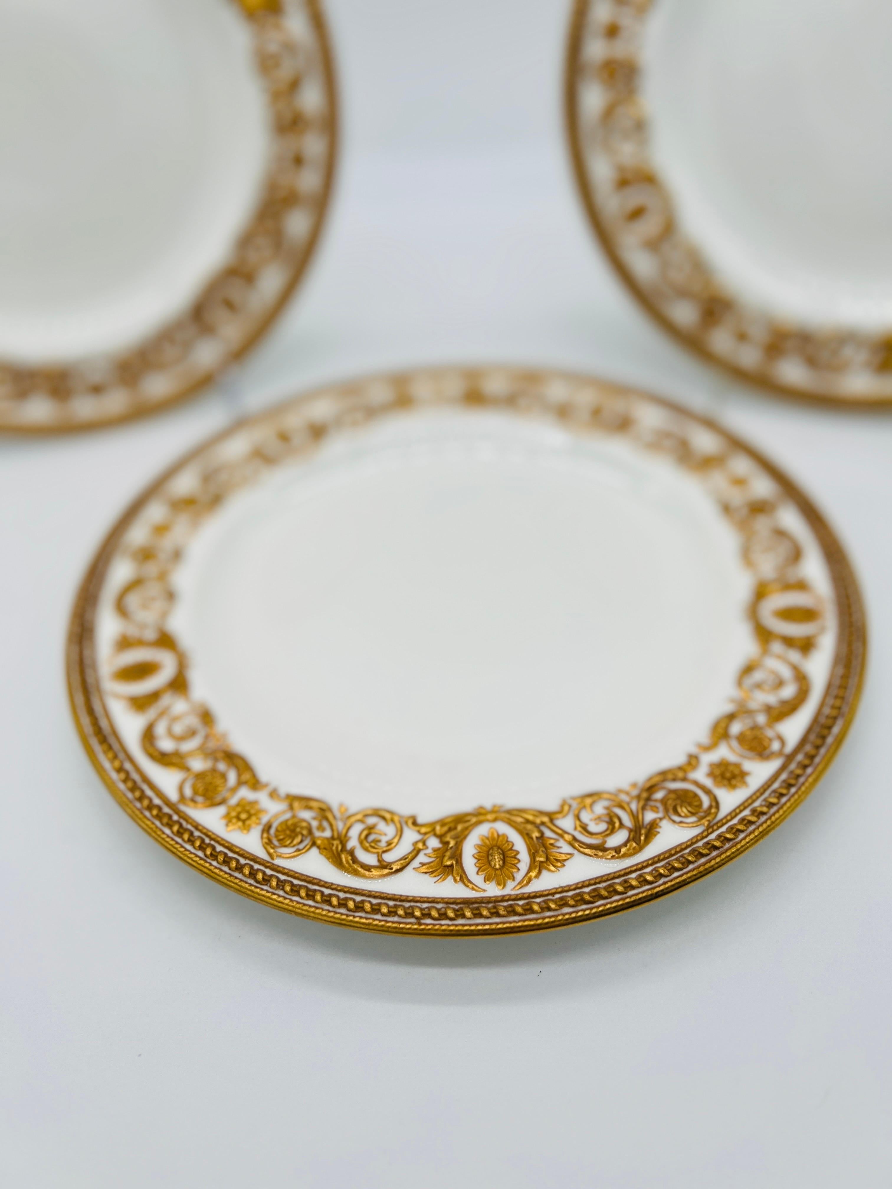 Anglais (3) Trois assiettes Wedgwood Porcelain de 9 pouces richement décorées de dorures Richard Briggs Co. en vente