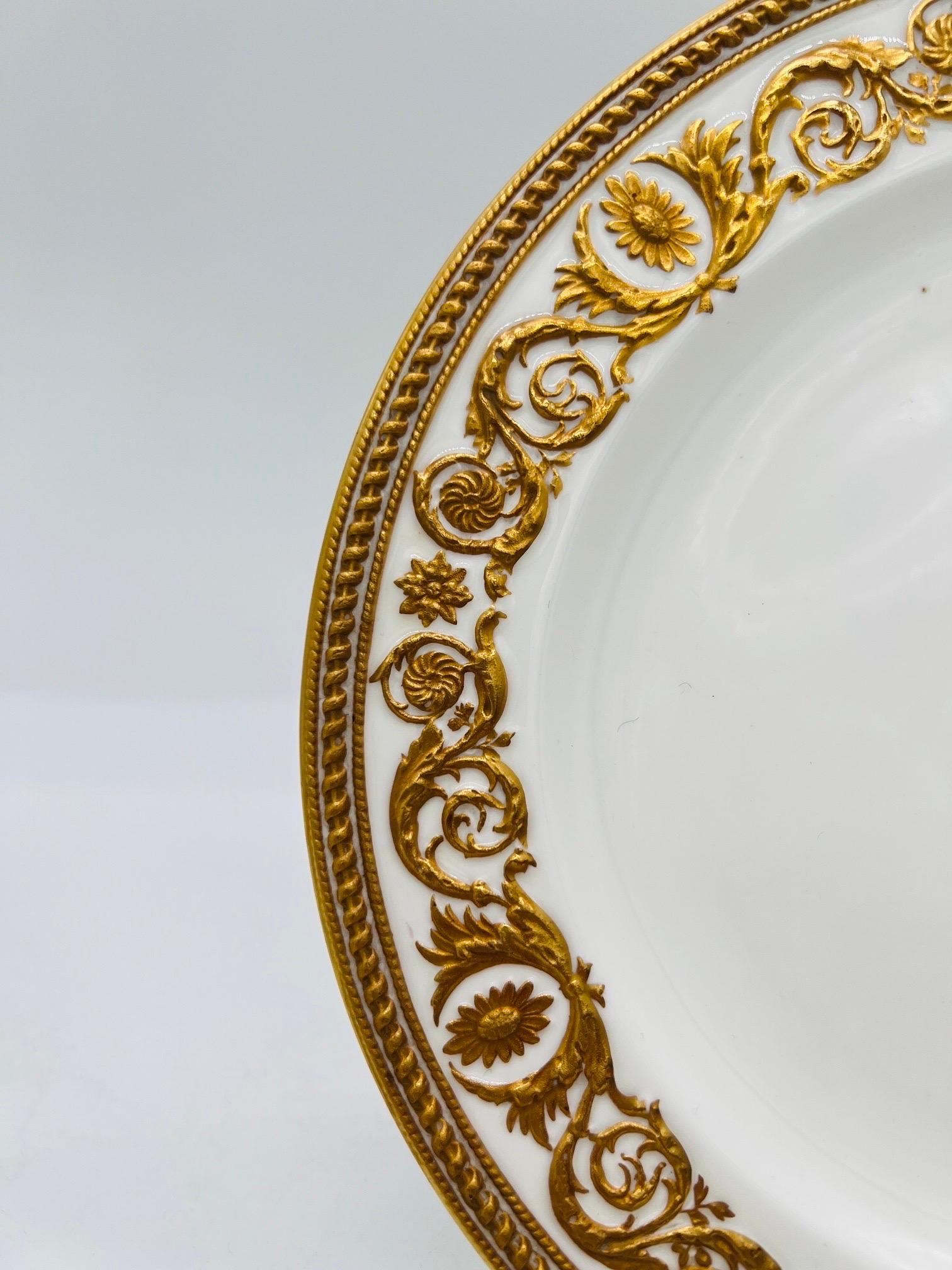 (3) Trois assiettes Wedgwood Porcelain de 9 pouces richement décorées de dorures Richard Briggs Co. Bon état - En vente à Atlanta, GA