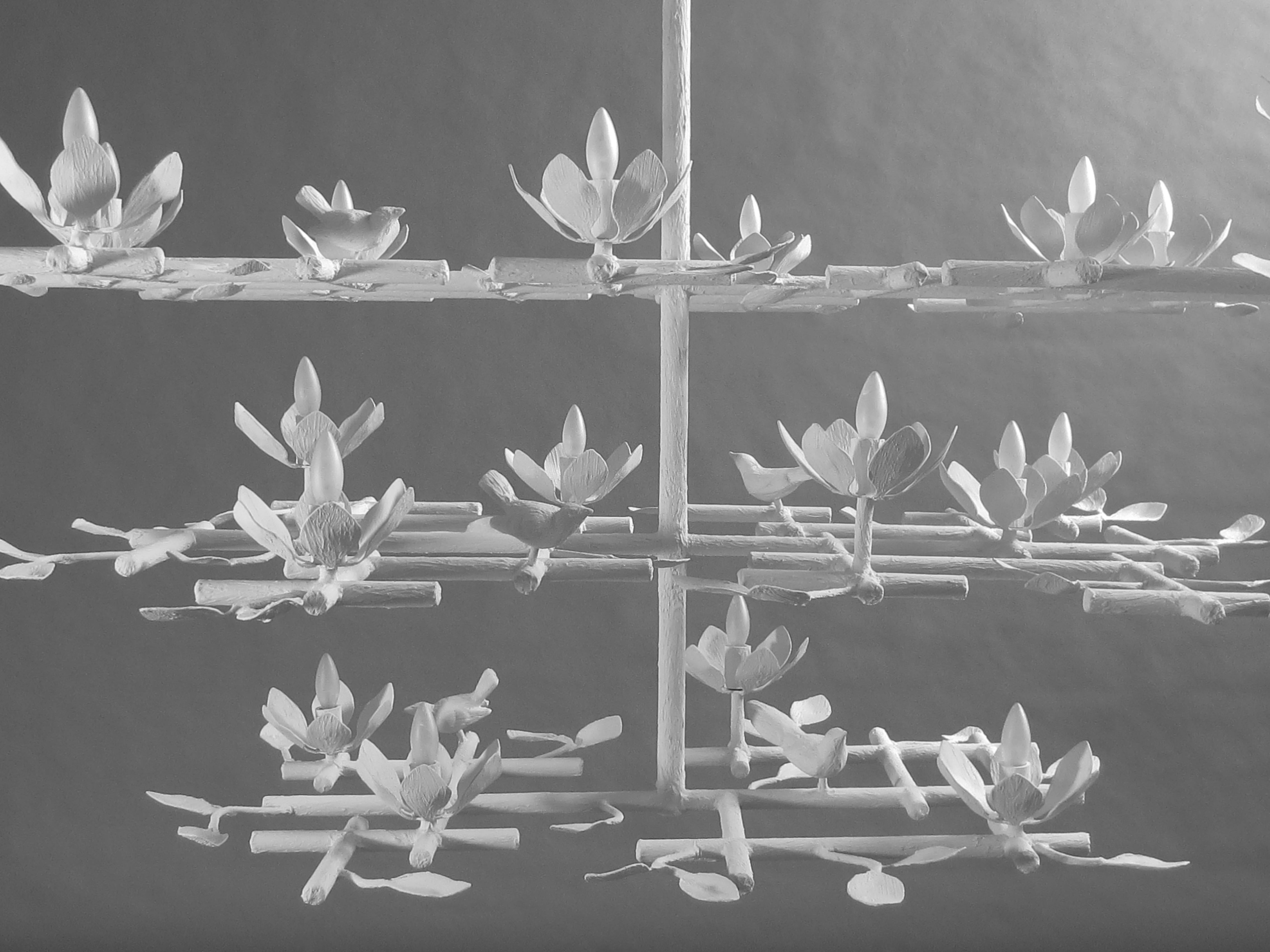 lustre en plâtre de jardin à 3 niveaux de Tracey Garet d'Apsara Interiors.
Ce lustre de jardin comporte 3 couches et est présenté dans une finition émaillée blanche. Les oiseaux et les fleurs sont détaillés partout. Les 18 fleurs contiennent chacune