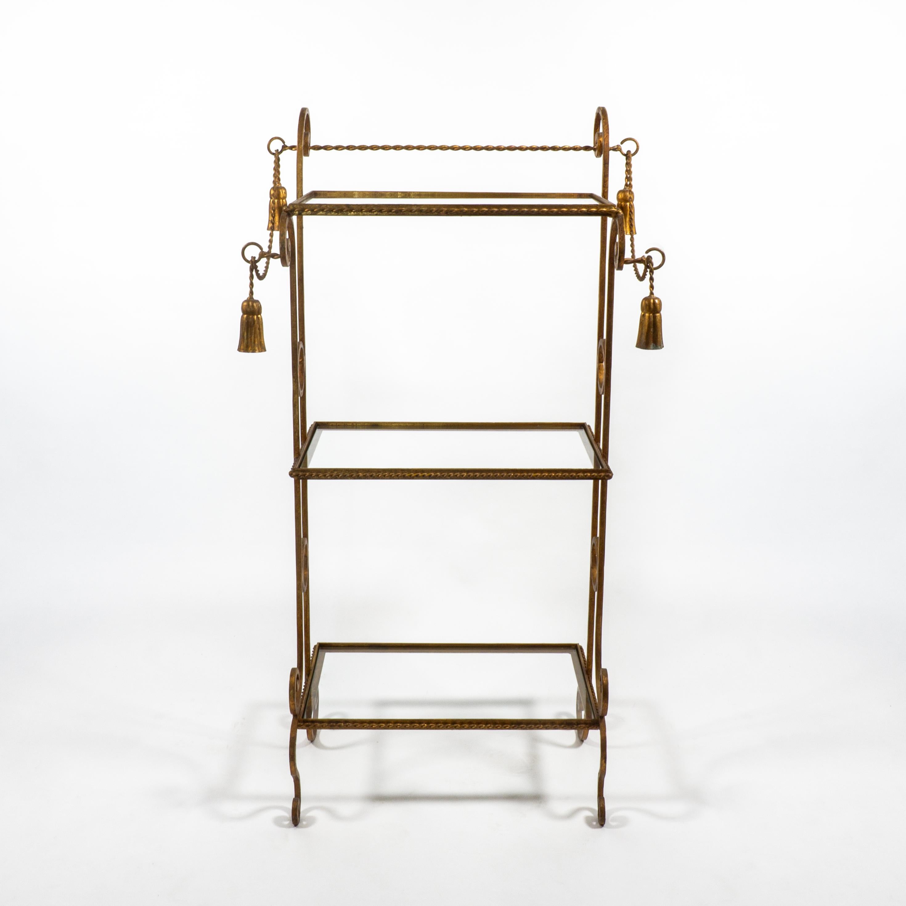 Mid-Century moderno Scaffale espositivo in vetro a 3 livelli in metallo dorato d'epoca con nappe e cordicelle in vendita
