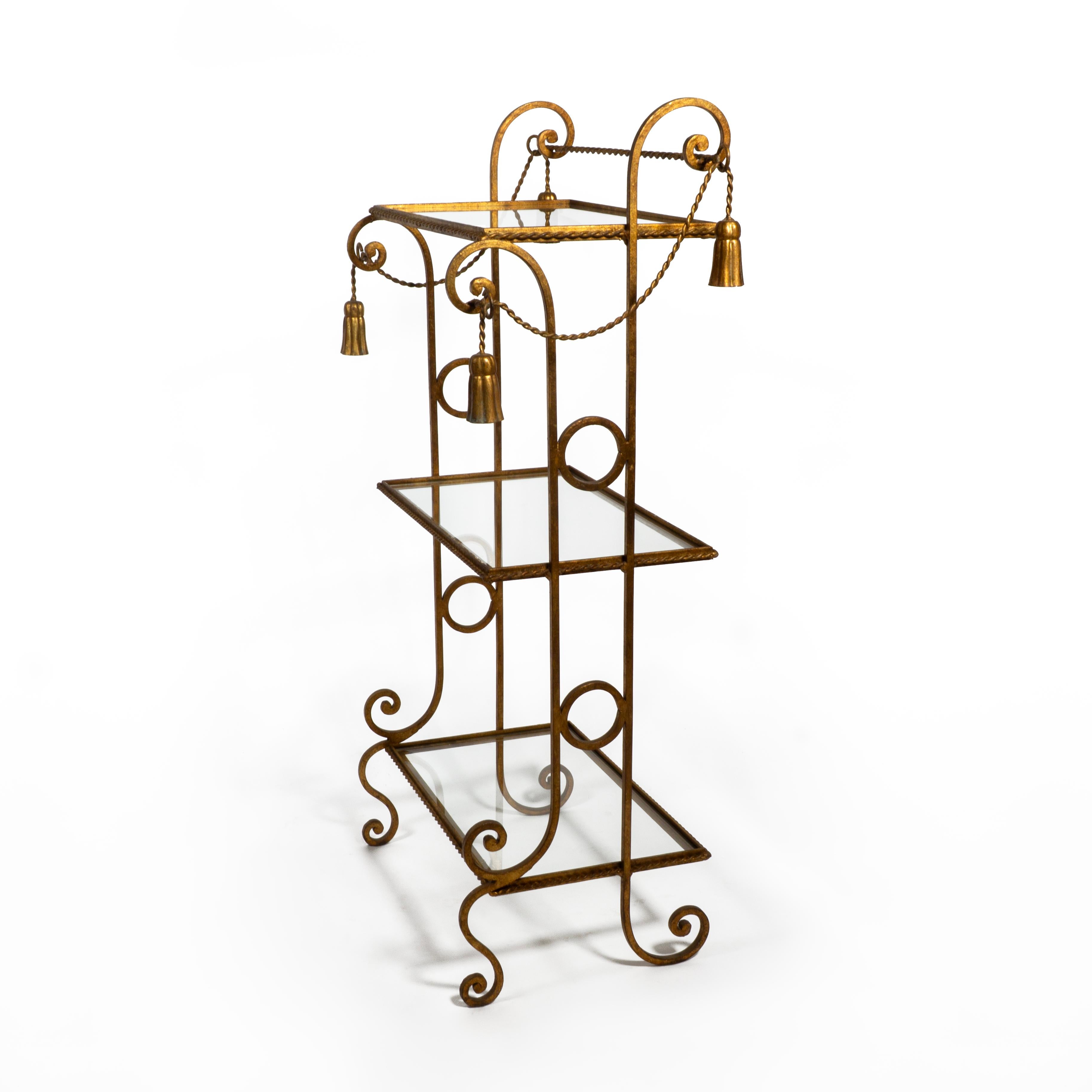 Italiano Scaffale espositivo in vetro a 3 livelli in metallo dorato d'epoca con nappe e cordicelle in vendita