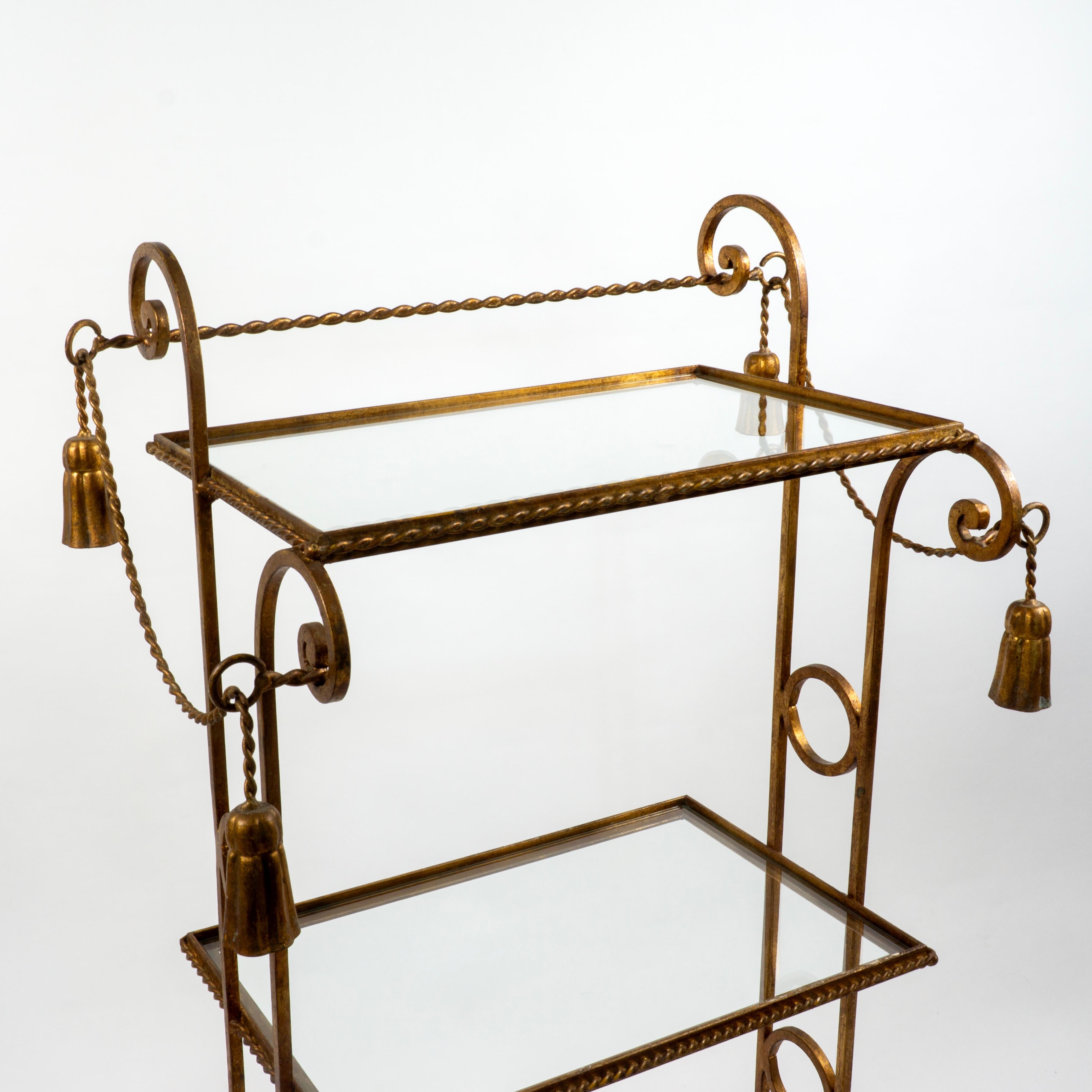 Dorato Scaffale espositivo in vetro a 3 livelli in metallo dorato d'epoca con nappe e cordicelle in vendita