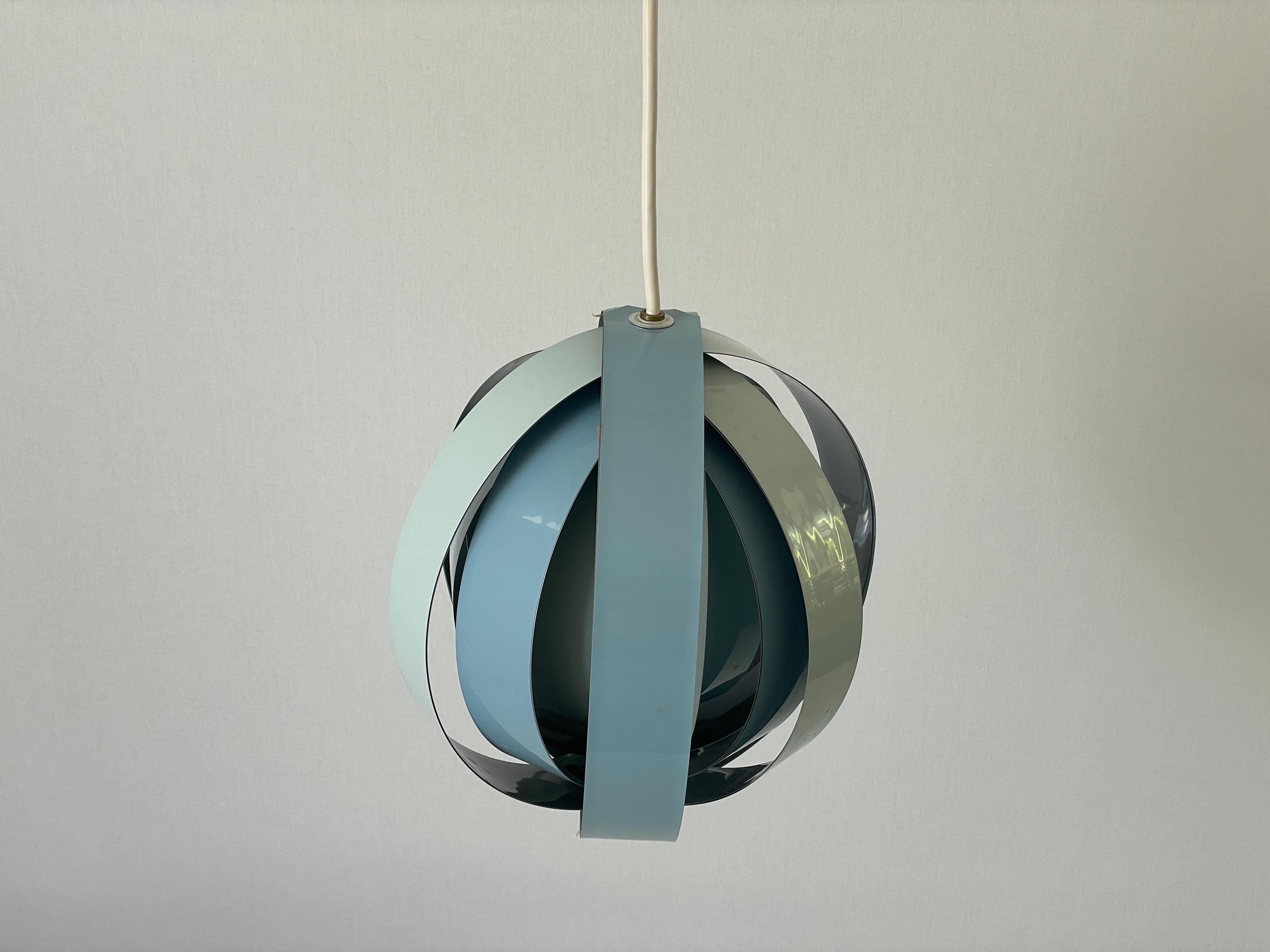Lampada a sospensione a 3 toni in metallo blu di Lamell-Star-Leuchten, anni '60, Germania

Il paralume è in ottime condizioni vintage.

Questa lampada funziona con lampadine E27. 
Cablato e adatto all'uso con 220V e 110V per tutti i
