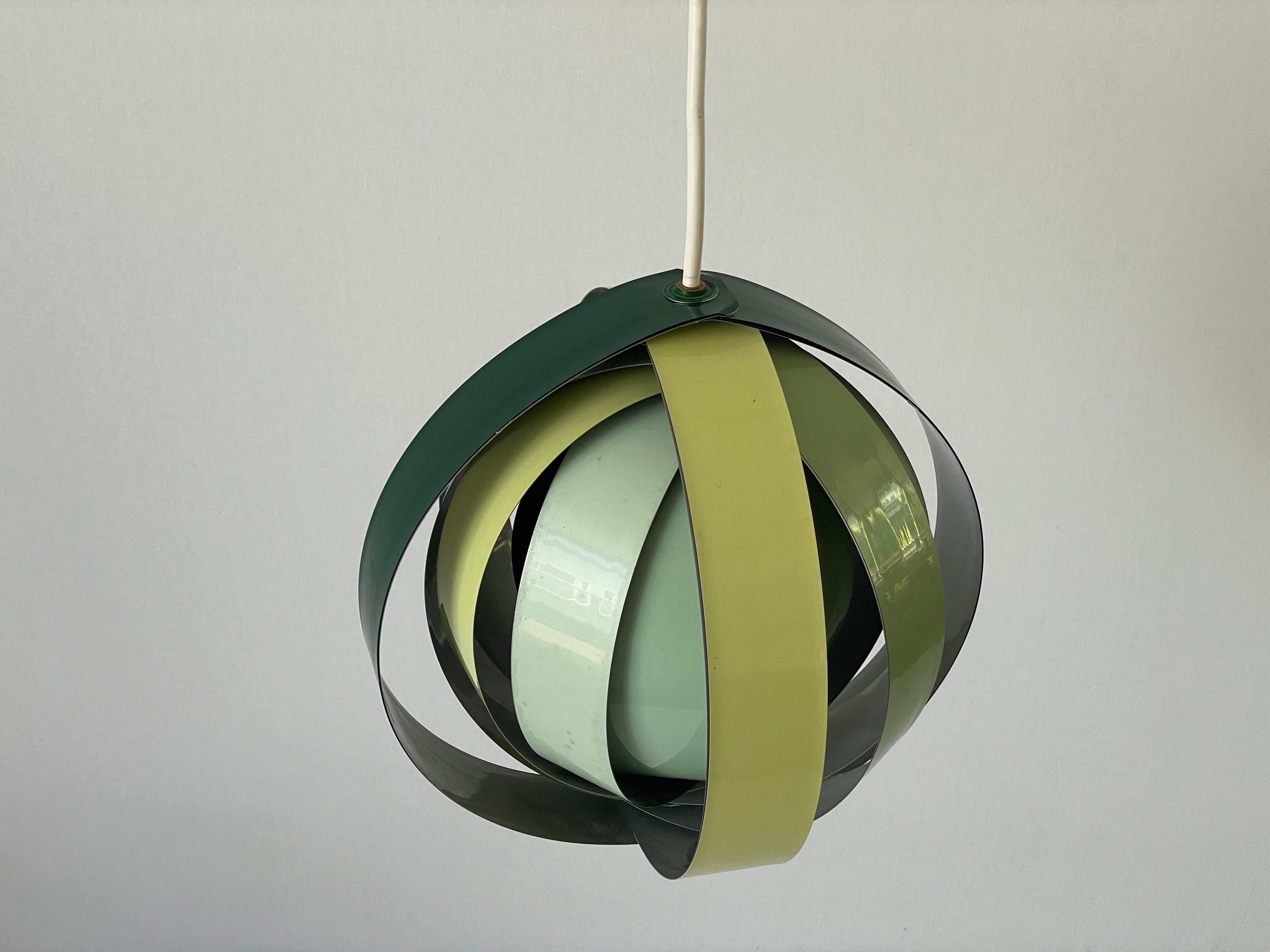 Lampe suspendue en métal vert à 3 tons par Lamell-Star-Leuchten, années 1960, Allemagne

L'abat-jour est en très bon état vintage.

Cette lampe fonctionne avec des ampoules E27. 
Câblé et adapté à une utilisation avec 220V et 110V pour tous les