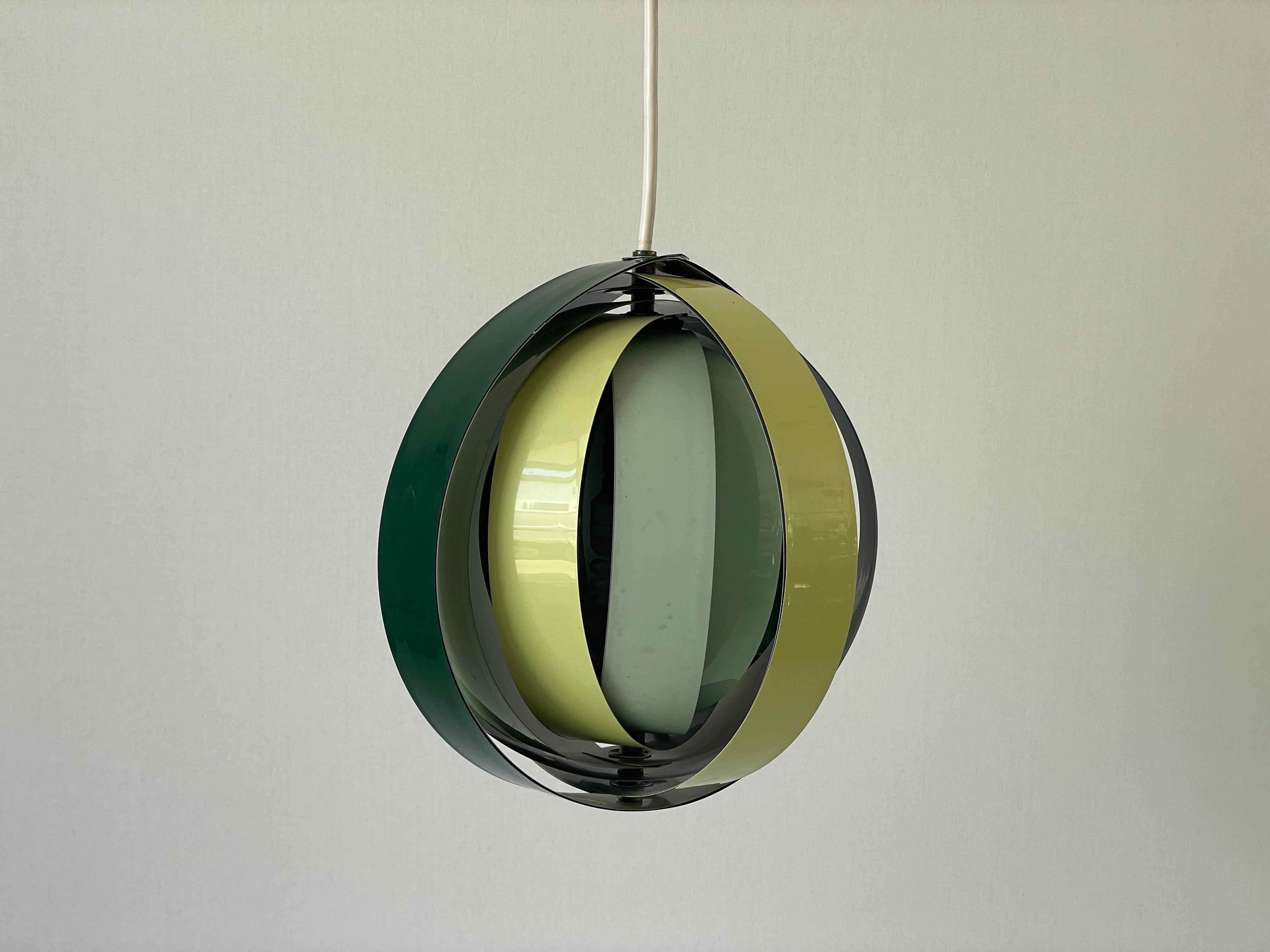 Mid-Century Modern Lampe suspendue en métal vert à 3 tons par Lamell-Star-Leuchten, années 1960, Allemagne en vente