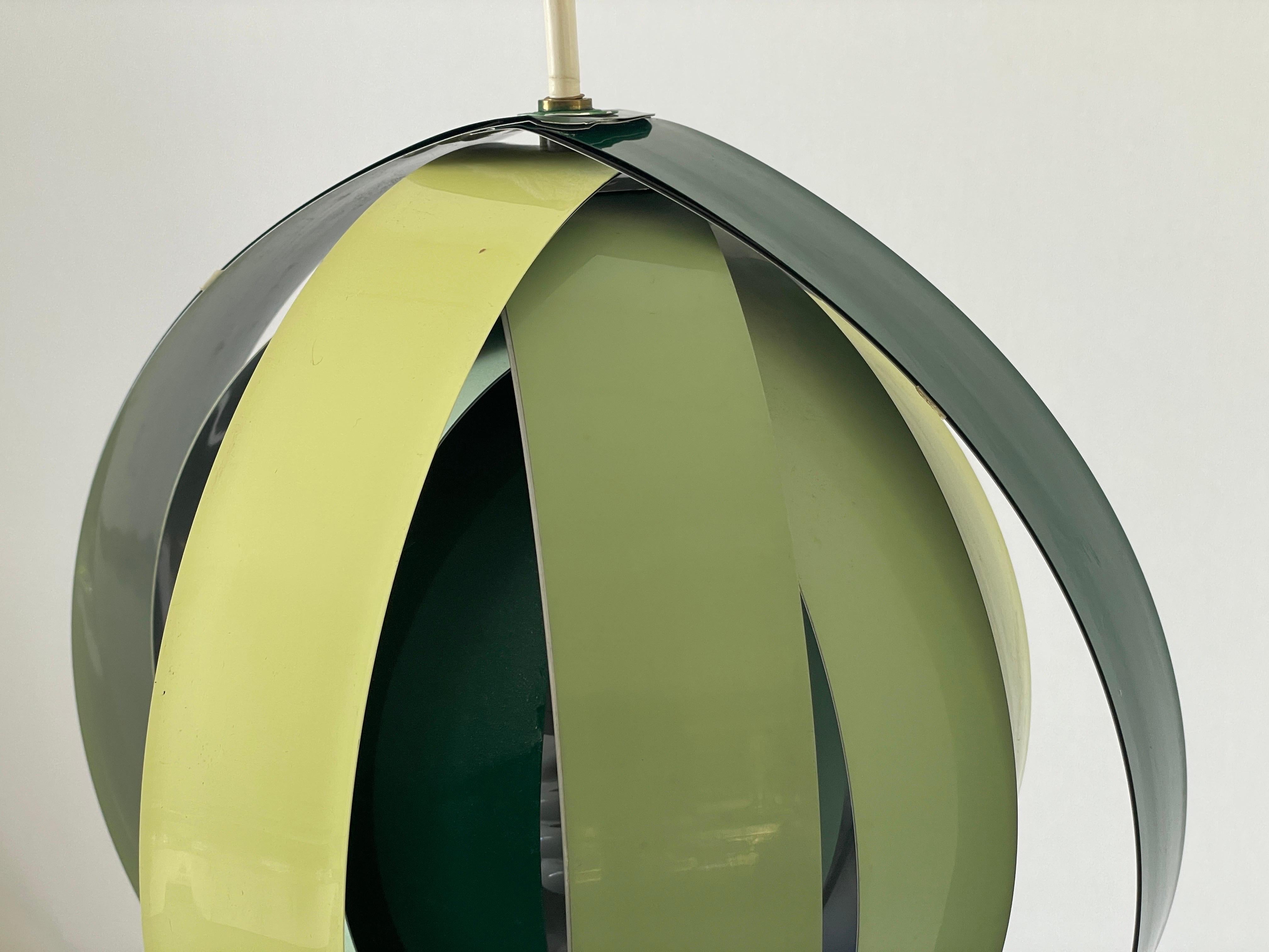 Émaillé Lampe suspendue en métal vert à 3 tons par Lamell-Star-Leuchten, années 1960, Allemagne en vente