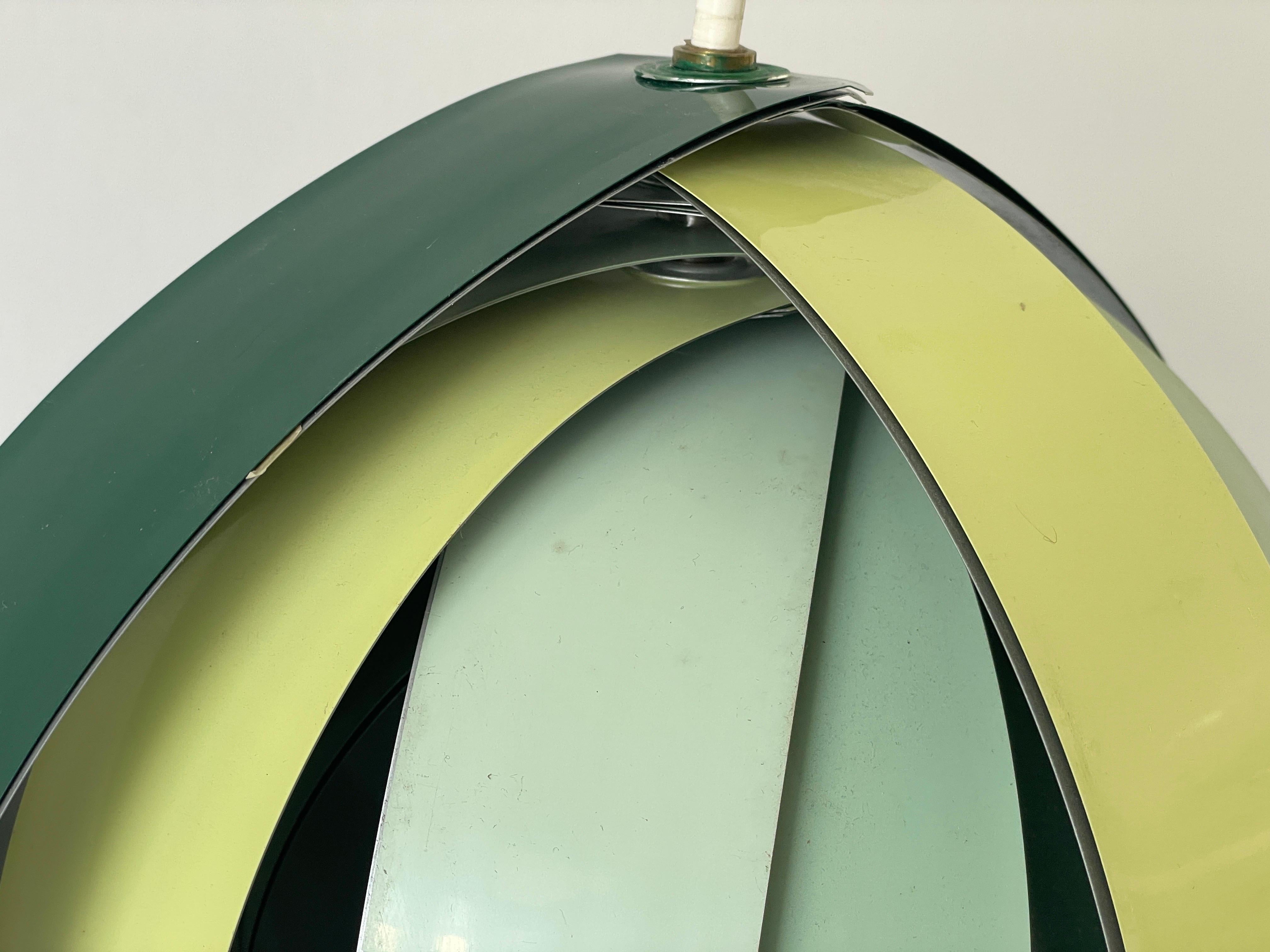 Lampe suspendue en métal vert à 3 tons par Lamell-Star-Leuchten, années 1960, Allemagne Excellent état - En vente à Hagenbach, DE