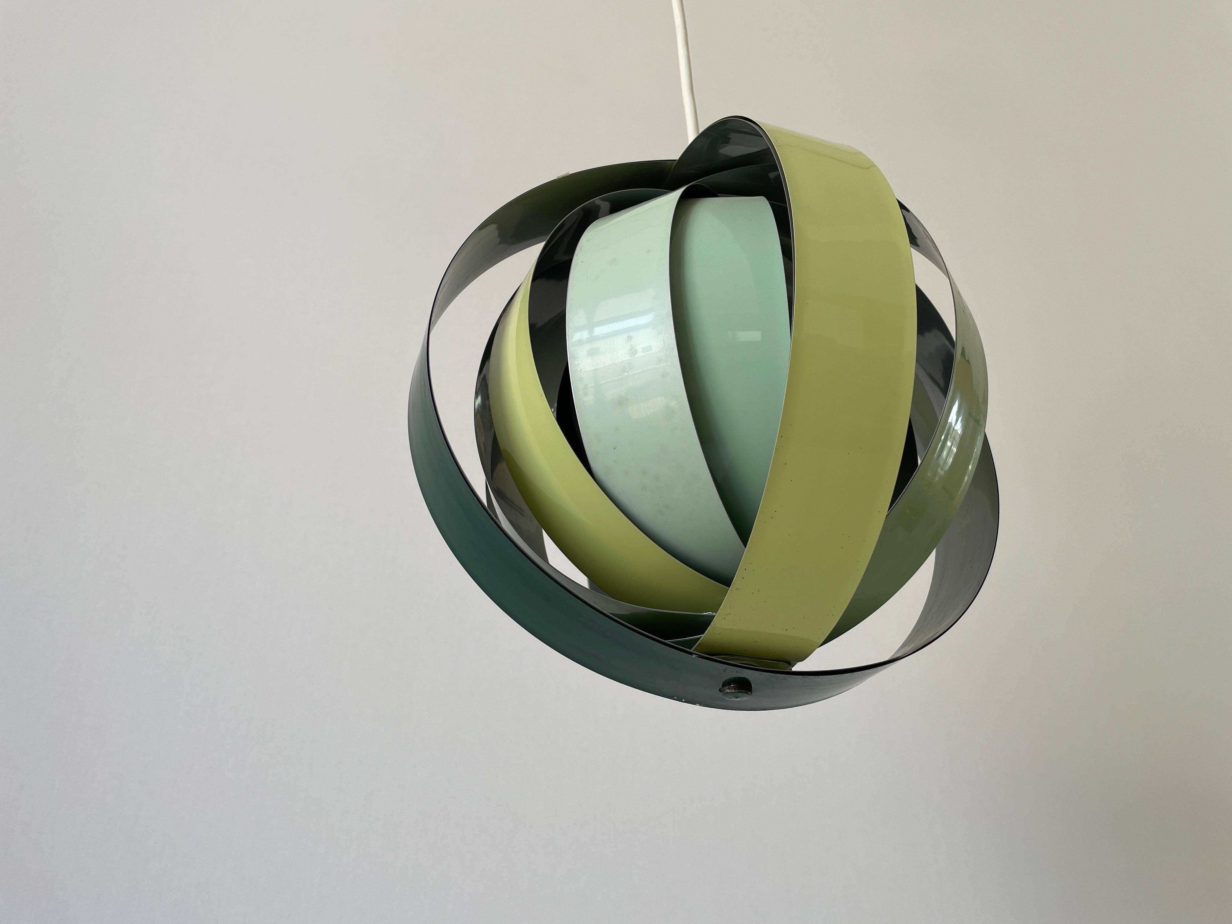 Milieu du XXe siècle Lampe suspendue en métal vert à 3 tons par Lamell-Star-Leuchten, années 1960, Allemagne en vente