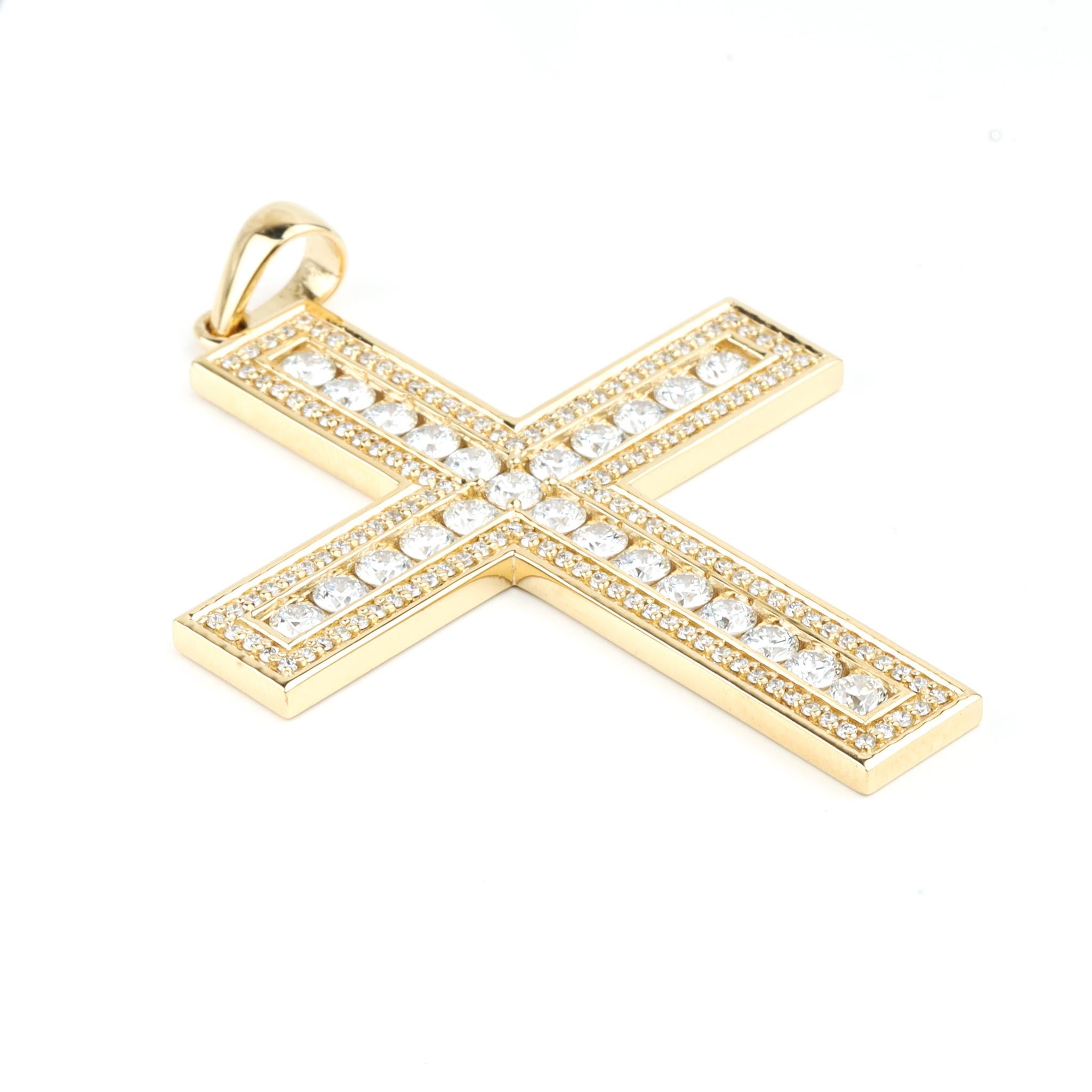 Taille ronde Pendentif croix religieuse en or jaune massif 18 carats, poids total de 3 carats en vente