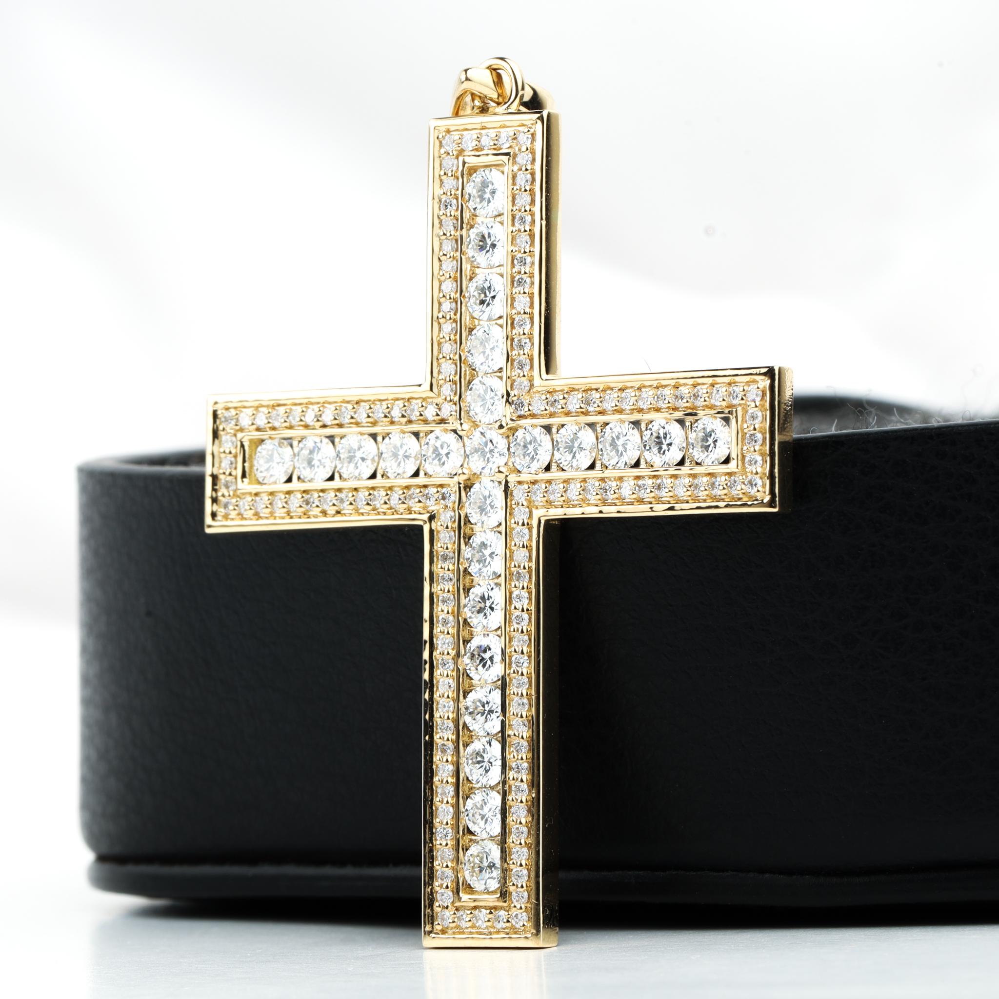 3 Total Carat Weight Diamond Religious Cross Pendant in 18k solid yellow gold  In New Condition For Sale In Jaipur, RJ