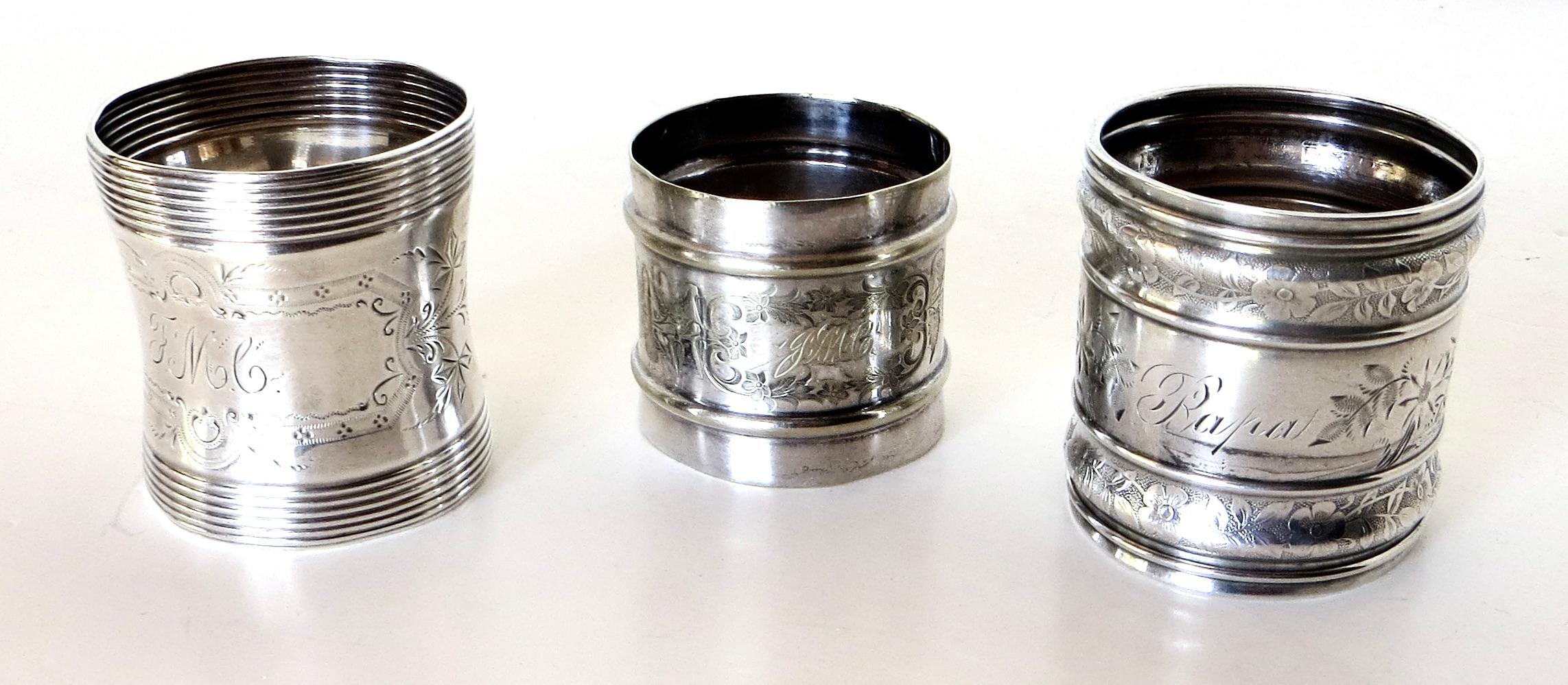 (3) Servilleteros victorianos americanos chapados en plata con un diseño floral grabado; Circa 1880's; junto con un juego de (8) minicargadores circulares de 6
